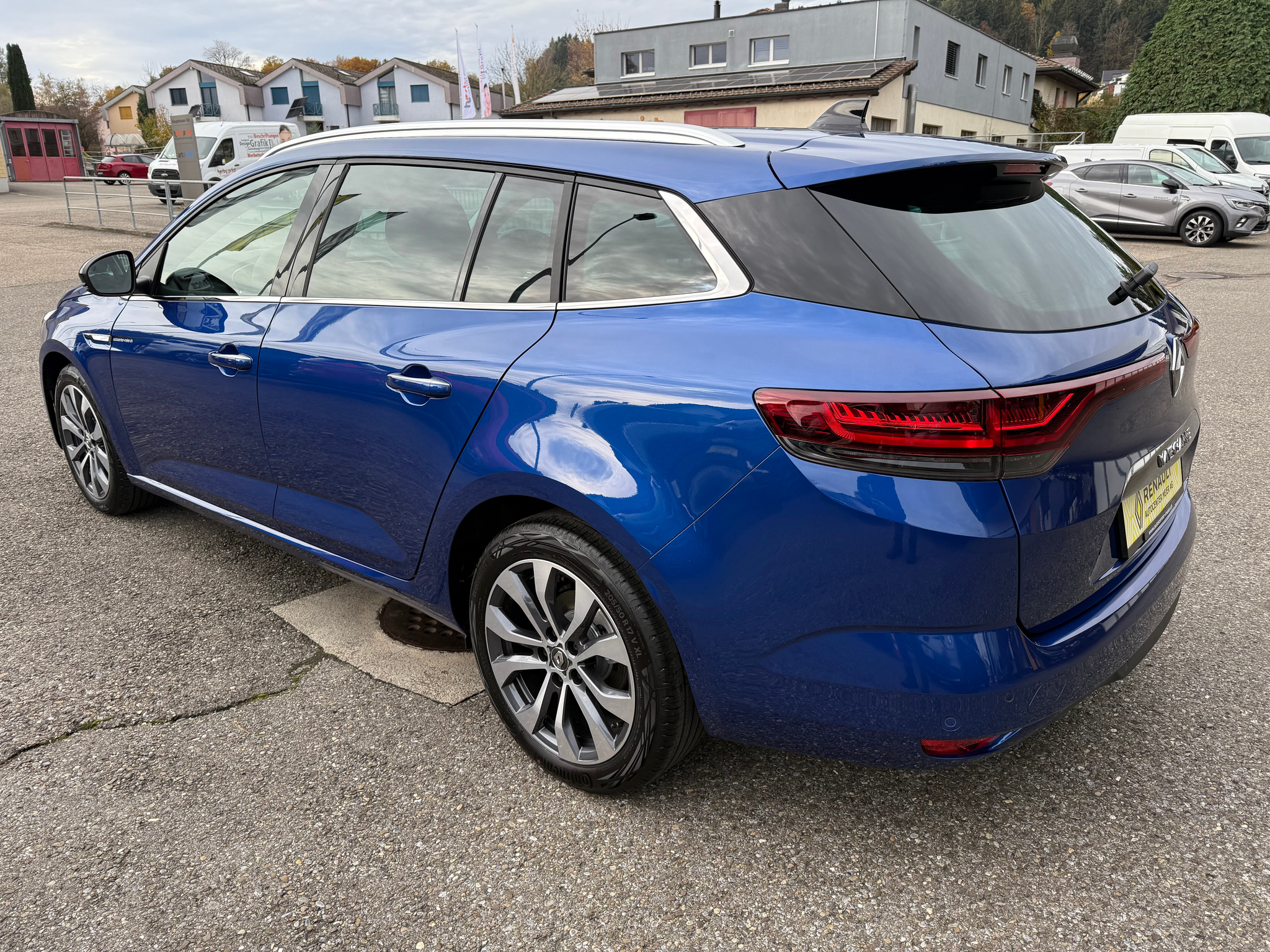 listing desktop thumbnail image 3