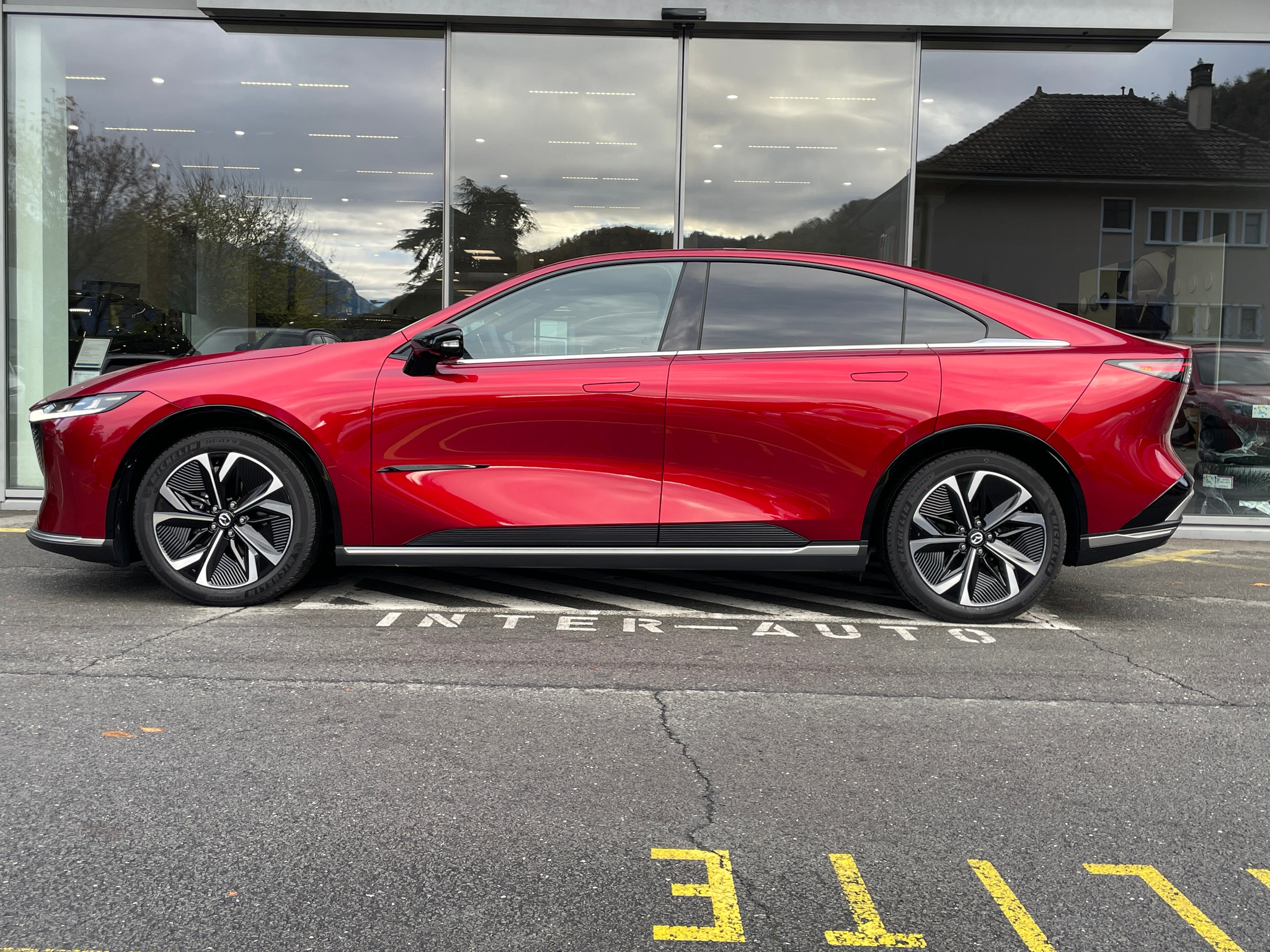 listing desktop thumbnail image 3