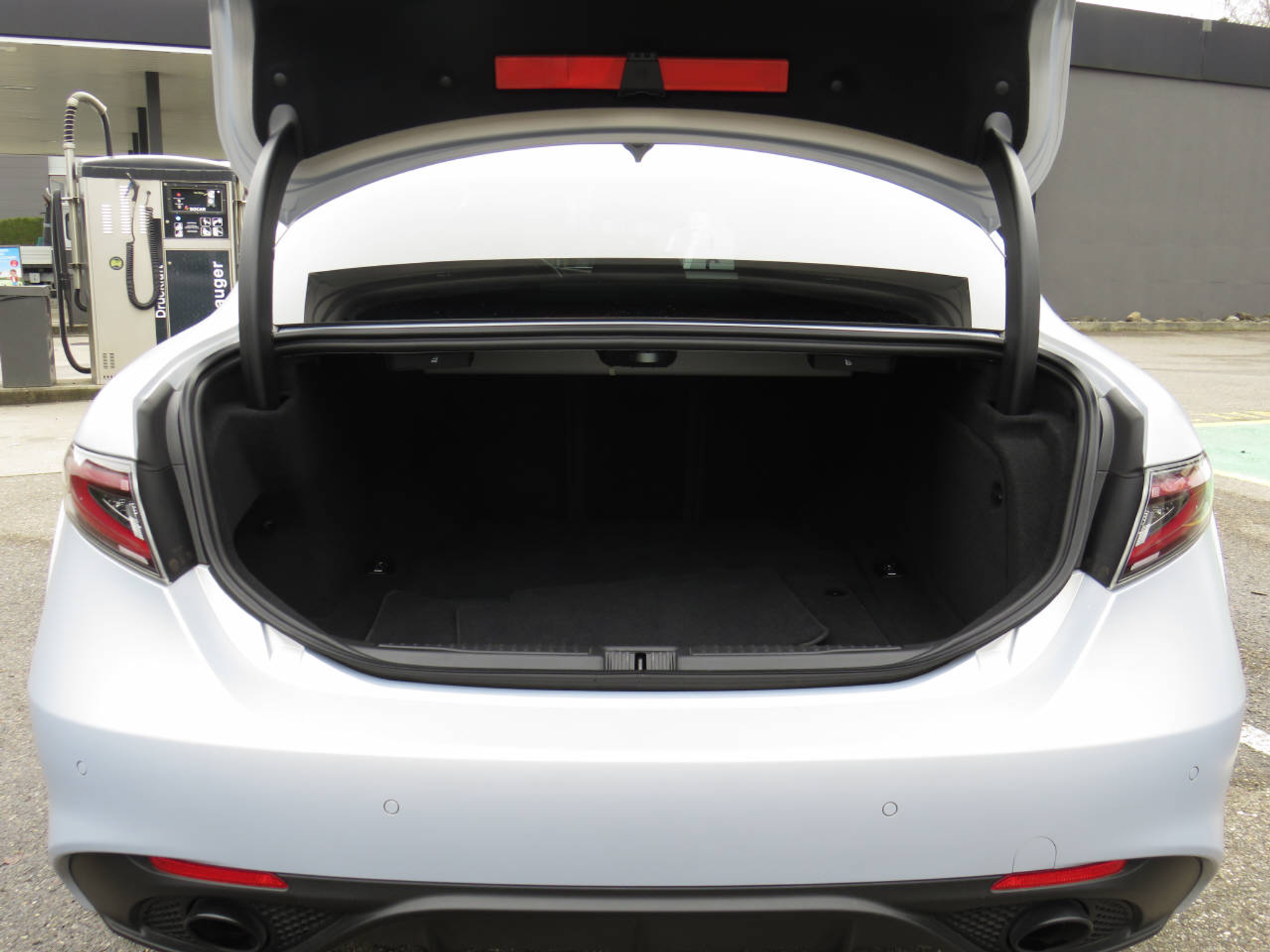 listing desktop thumbnail image 3