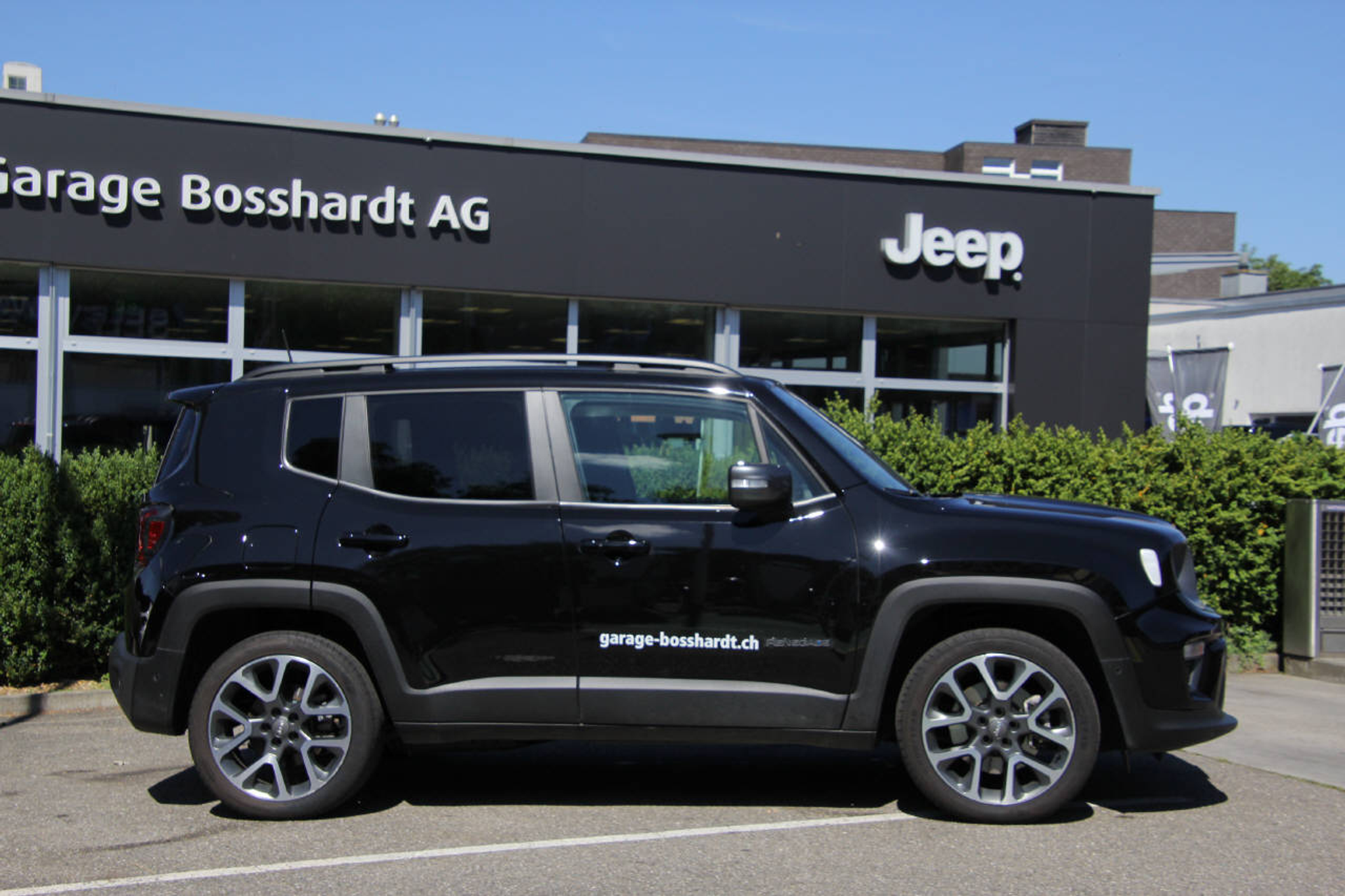 listing desktop thumbnail image 1