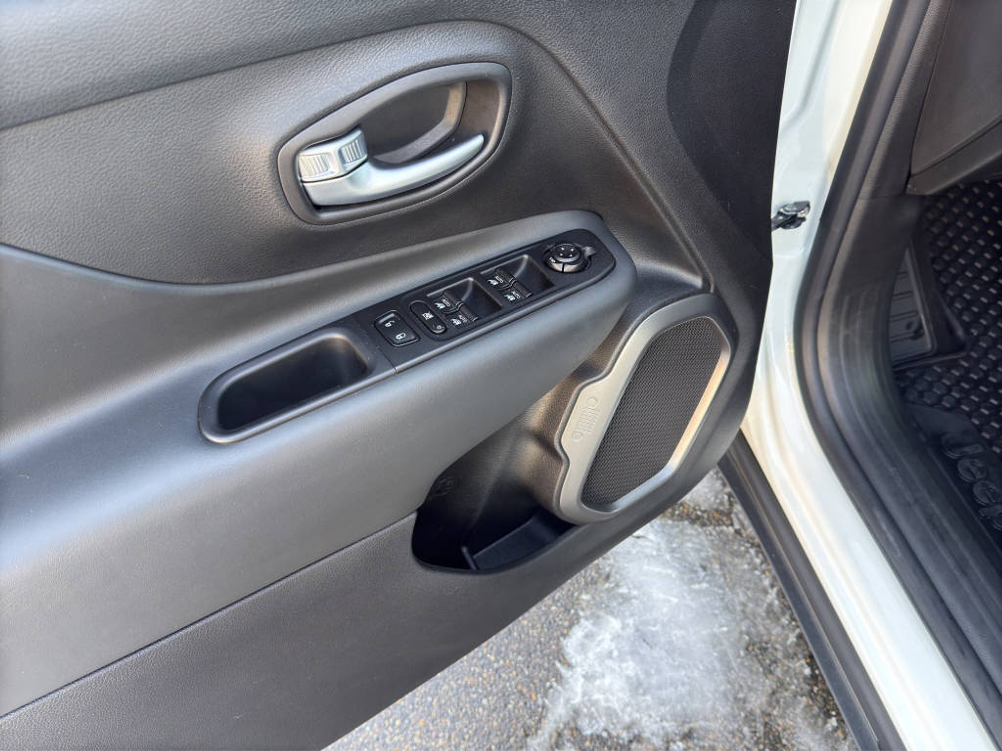 listing desktop thumbnail image 12