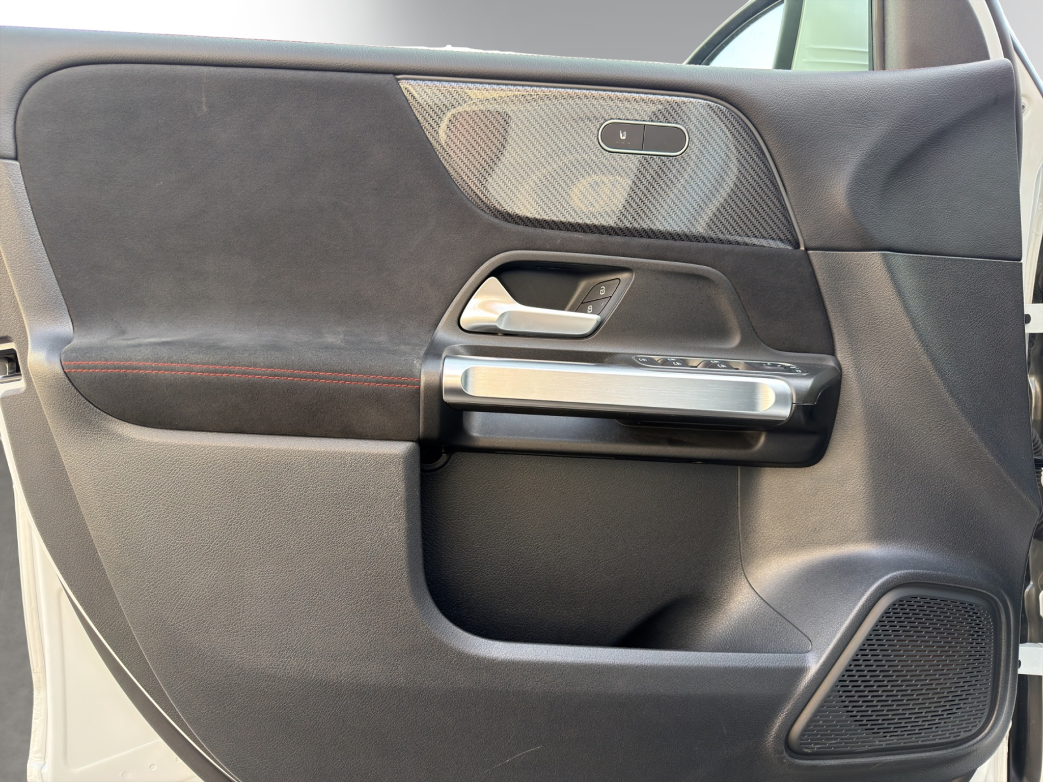 listing desktop thumbnail image 11