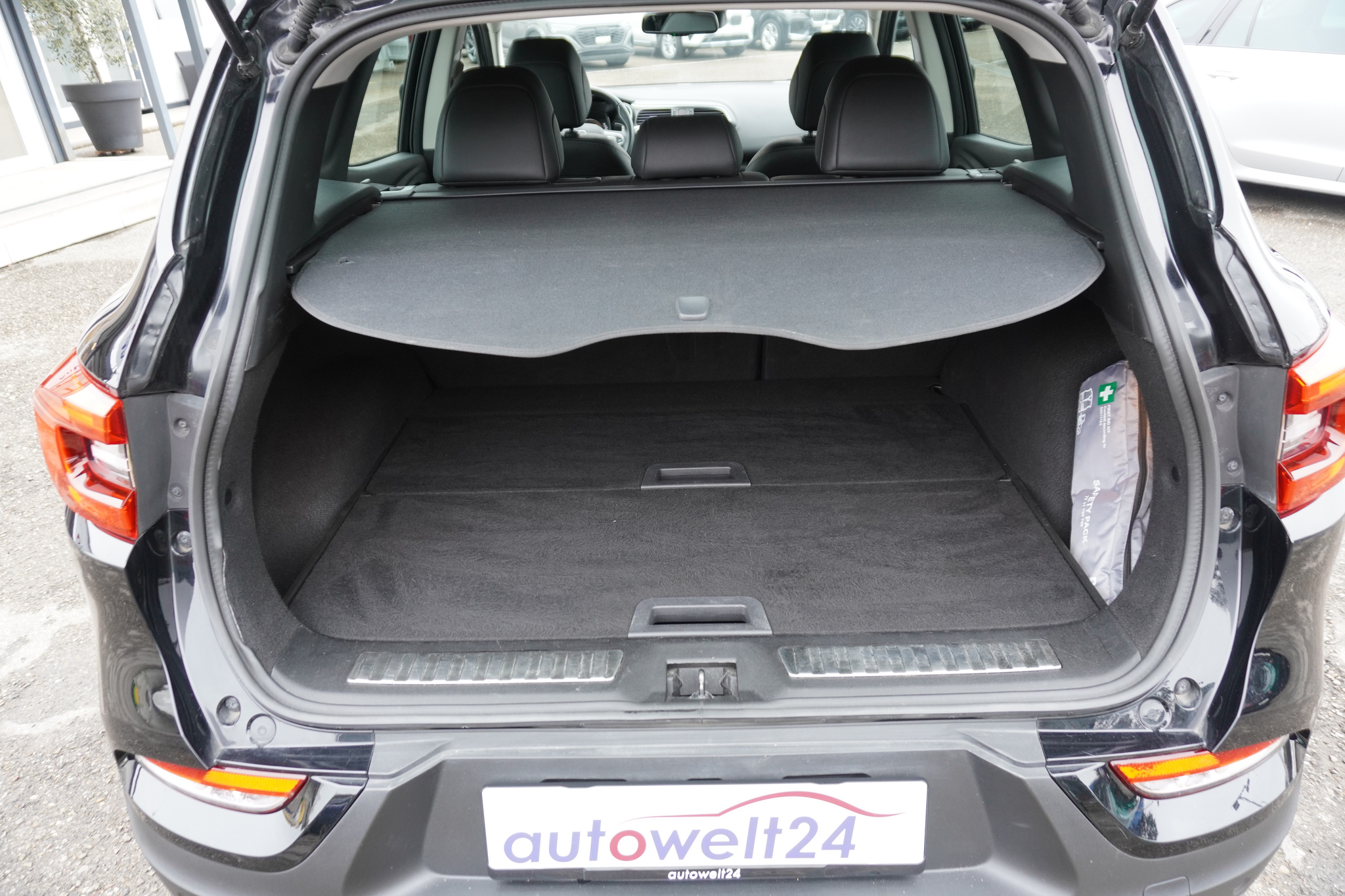 listing desktop thumbnail image 9