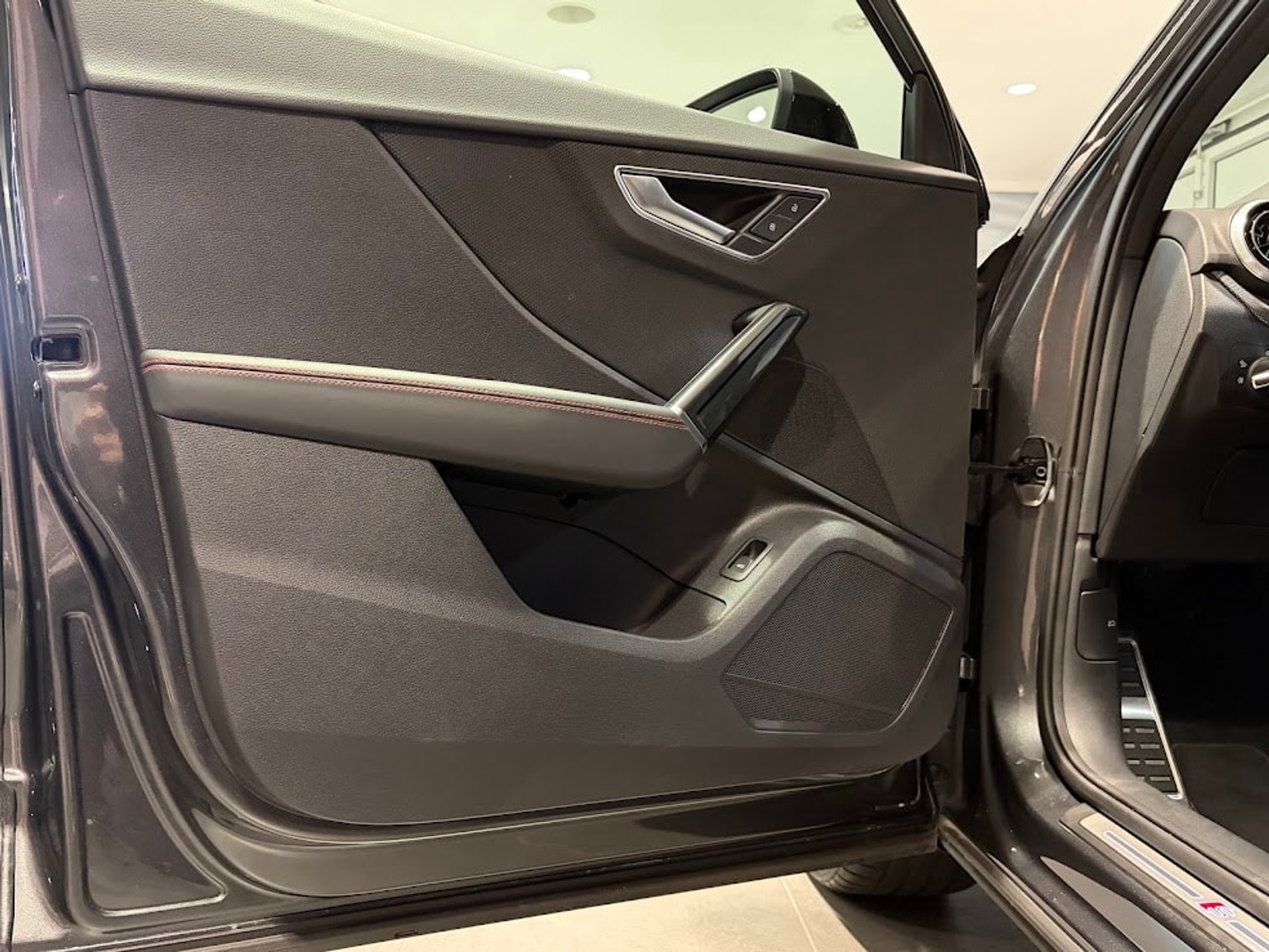 listing desktop thumbnail image 2