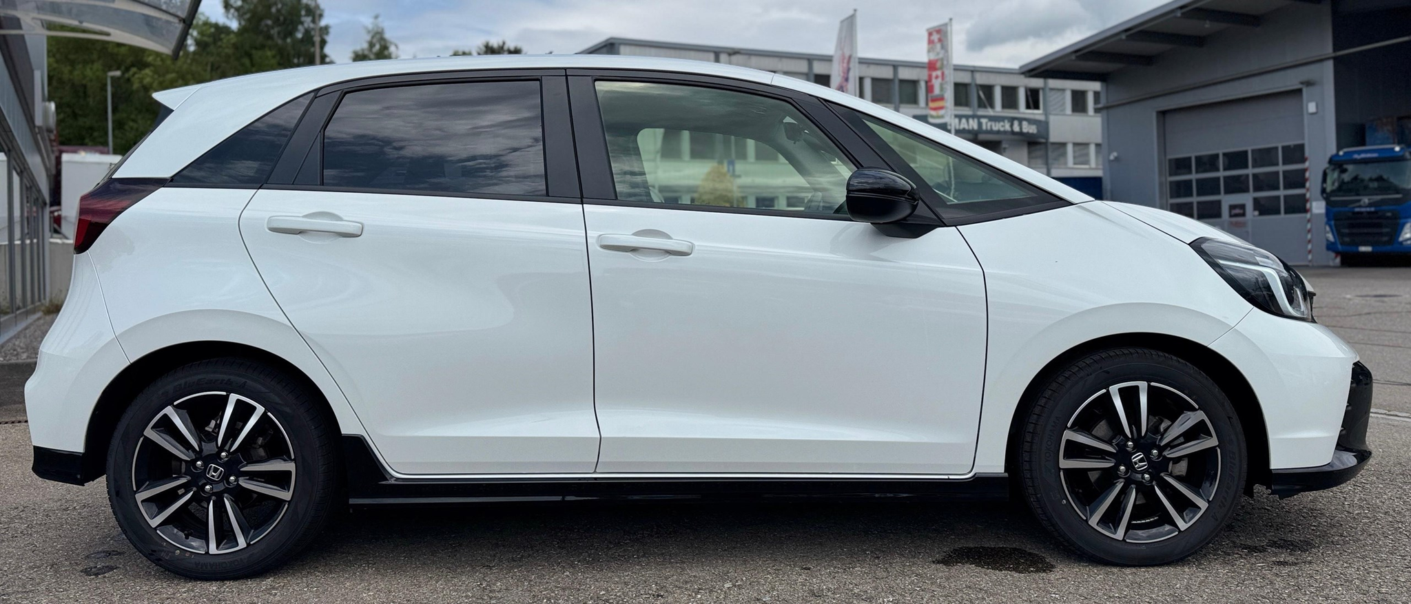 listing desktop thumbnail image 2