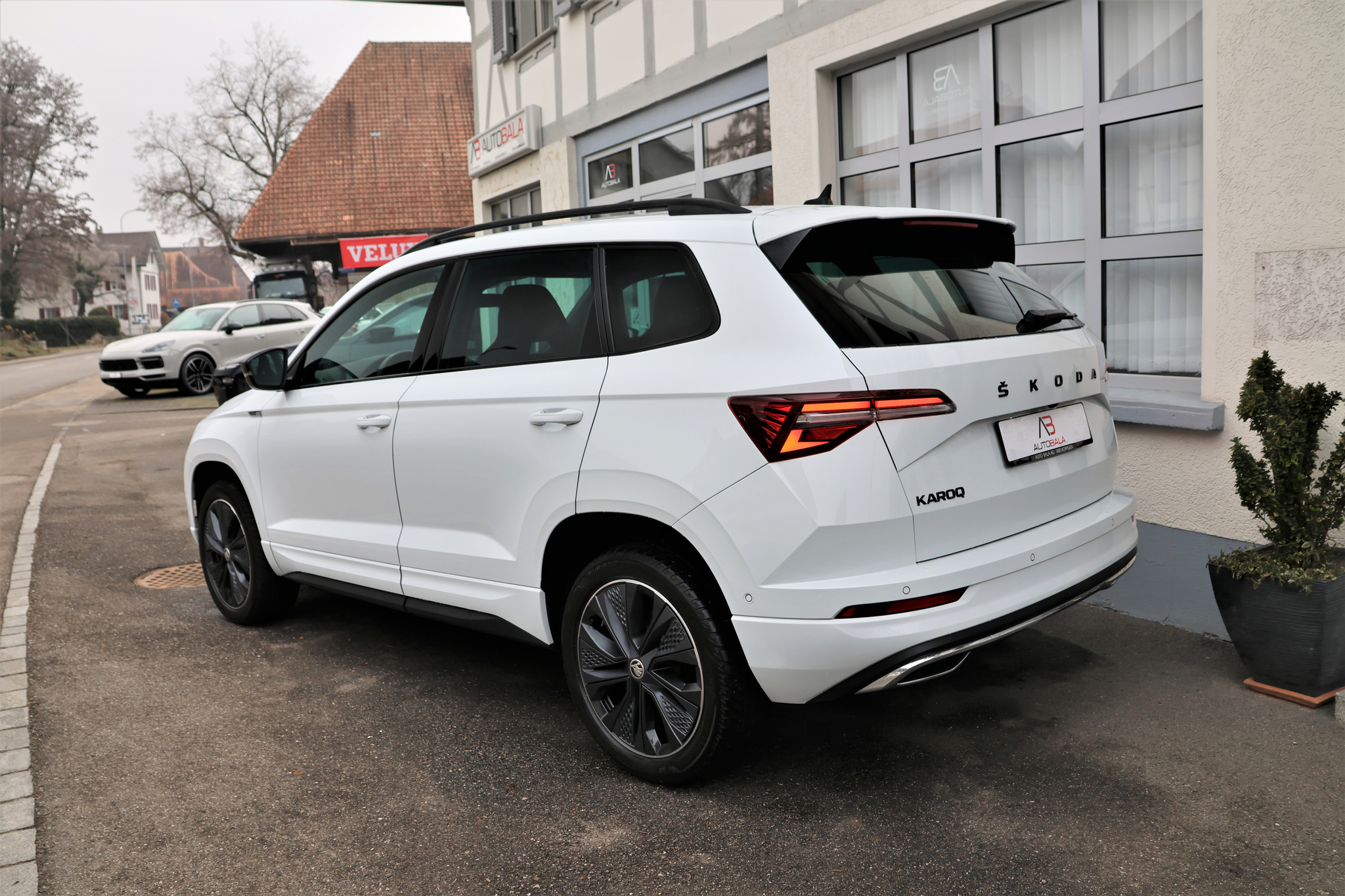 listing desktop thumbnail image 5