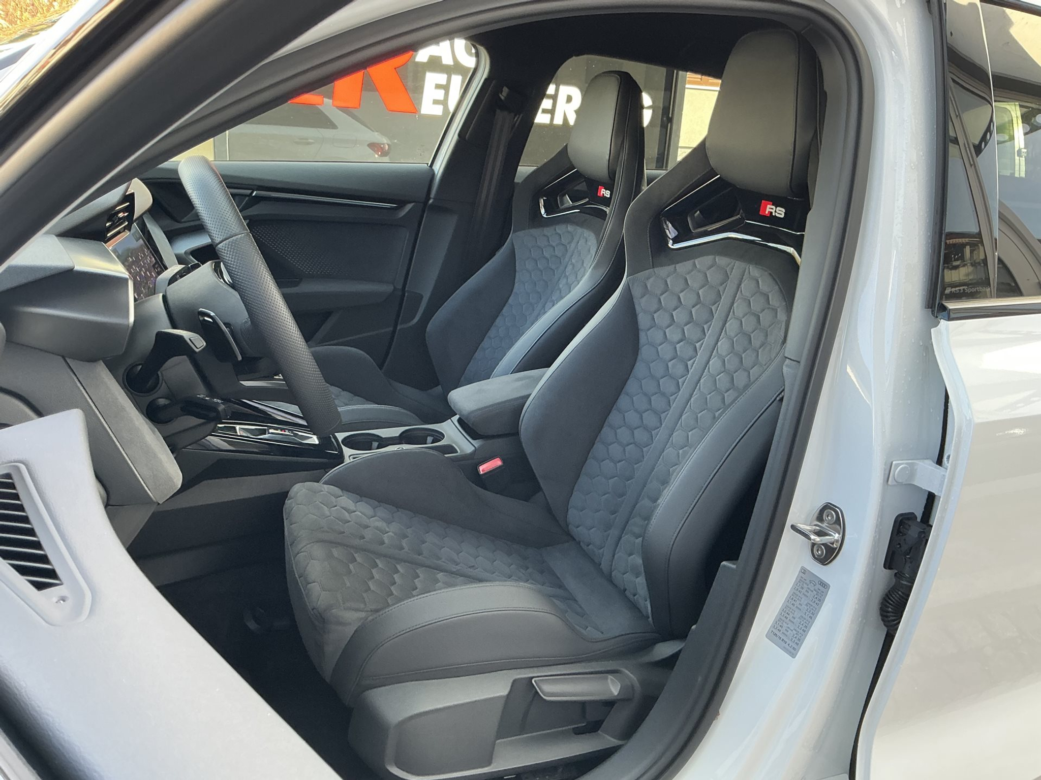 listing desktop thumbnail image 7