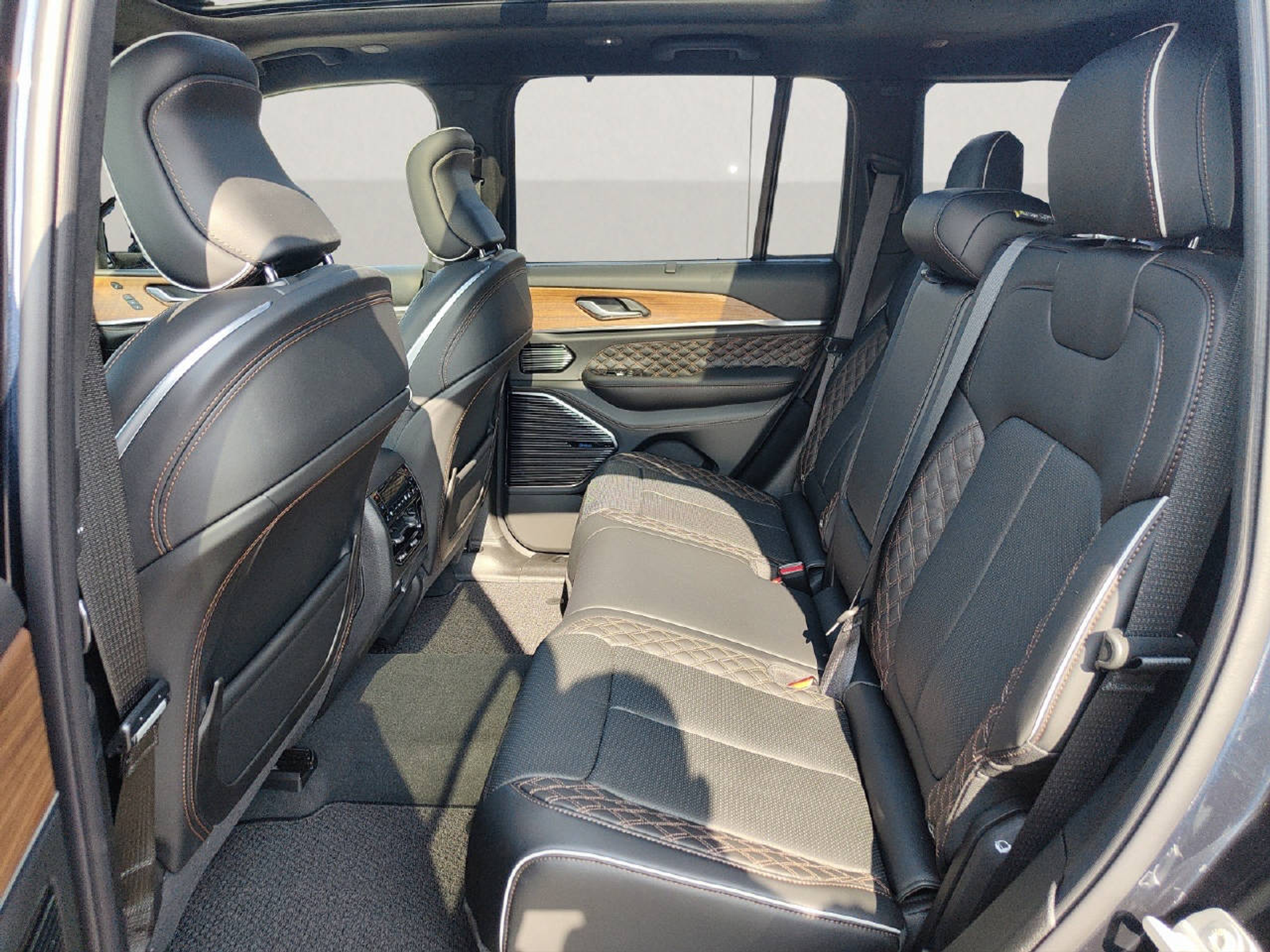 listing desktop thumbnail image 9