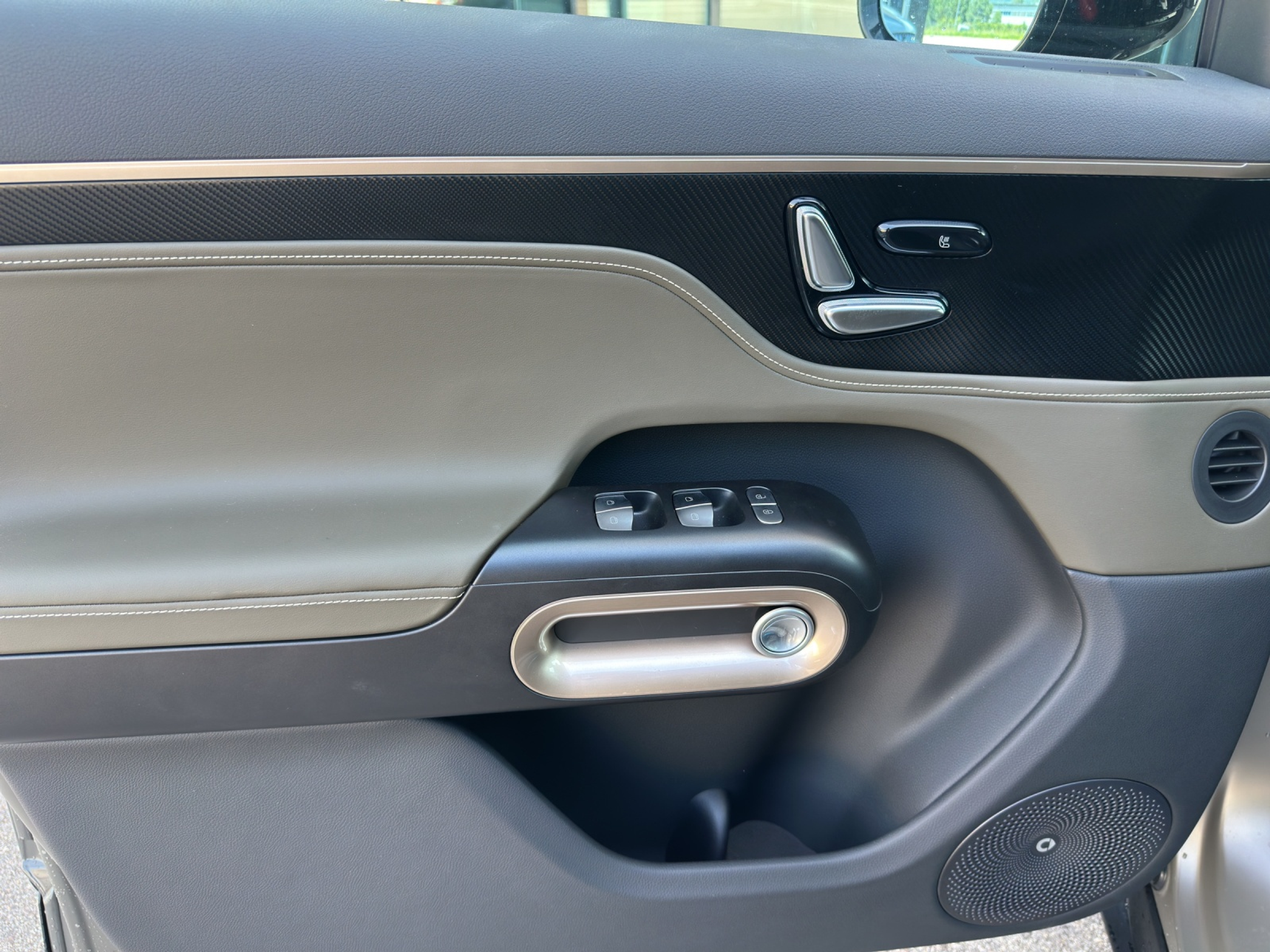 listing desktop thumbnail image 6