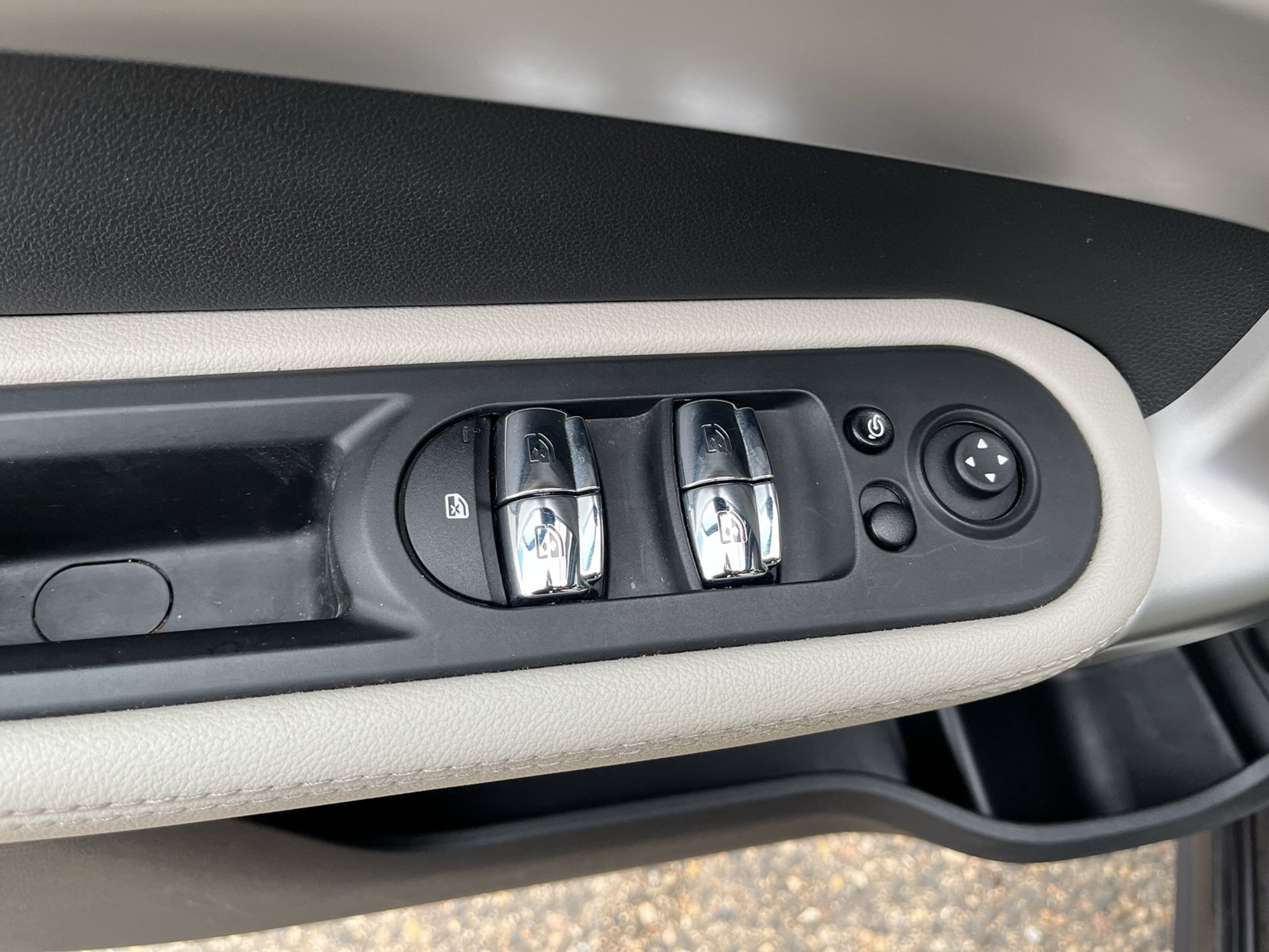 listing desktop thumbnail image 16