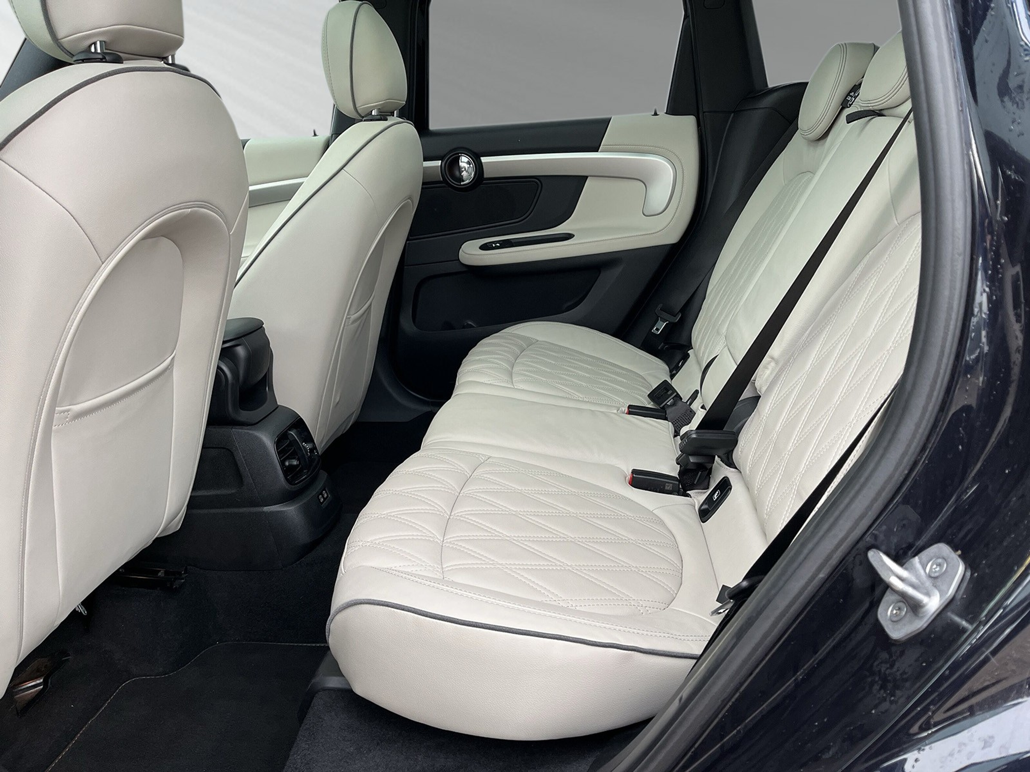 listing desktop thumbnail image 6