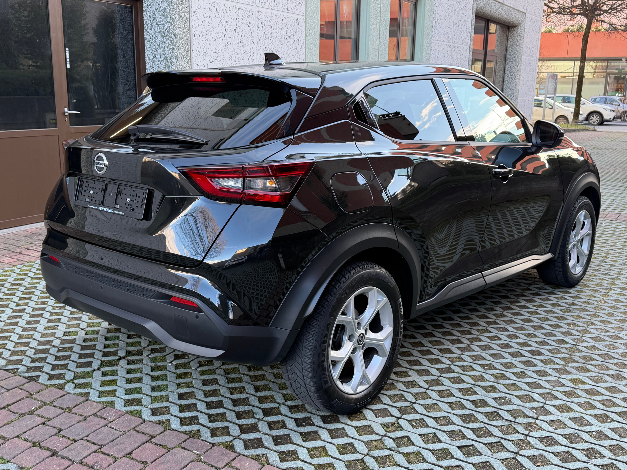 listing desktop thumbnail image 4