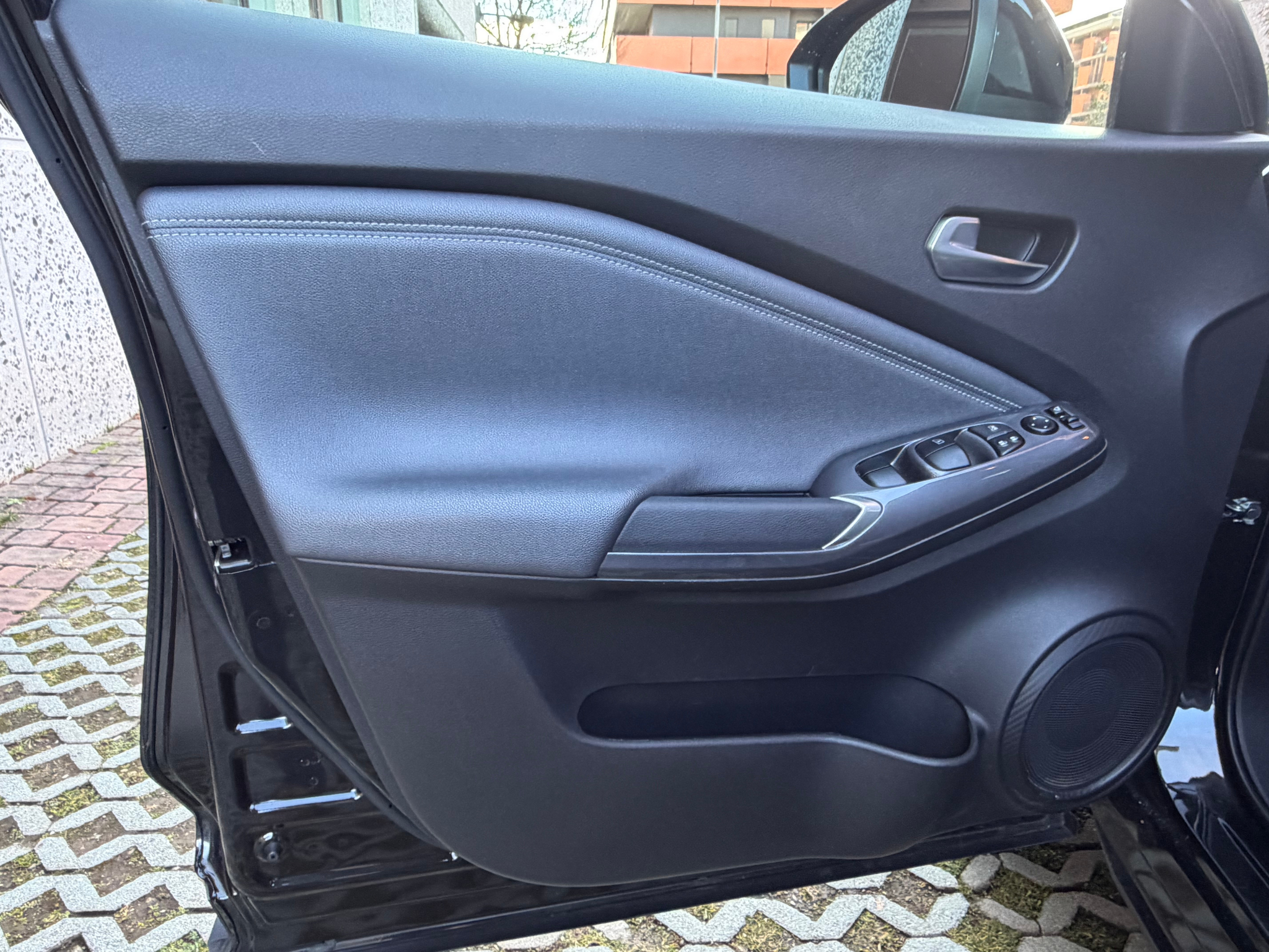 listing desktop thumbnail image 11