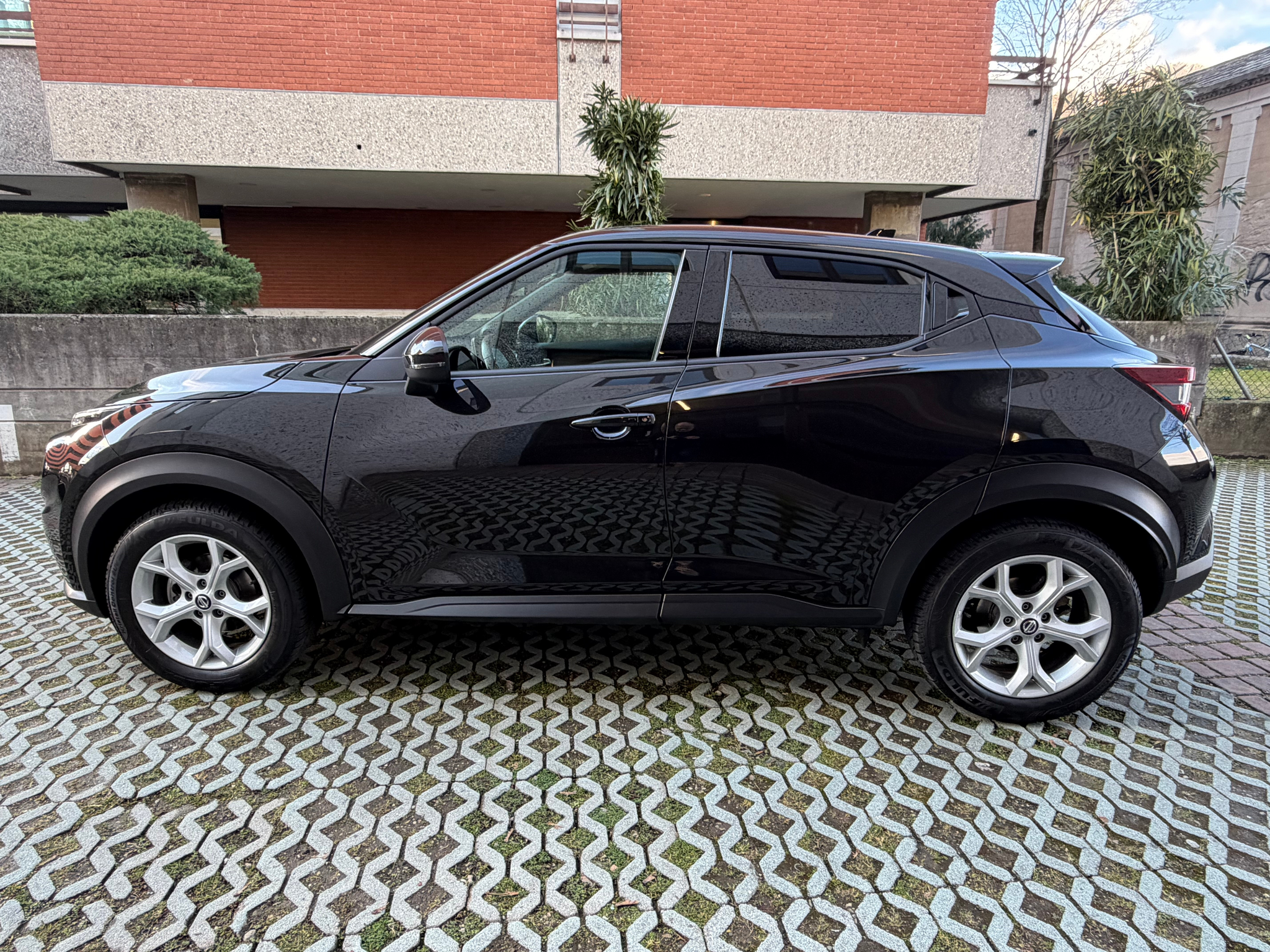 listing desktop thumbnail image 2