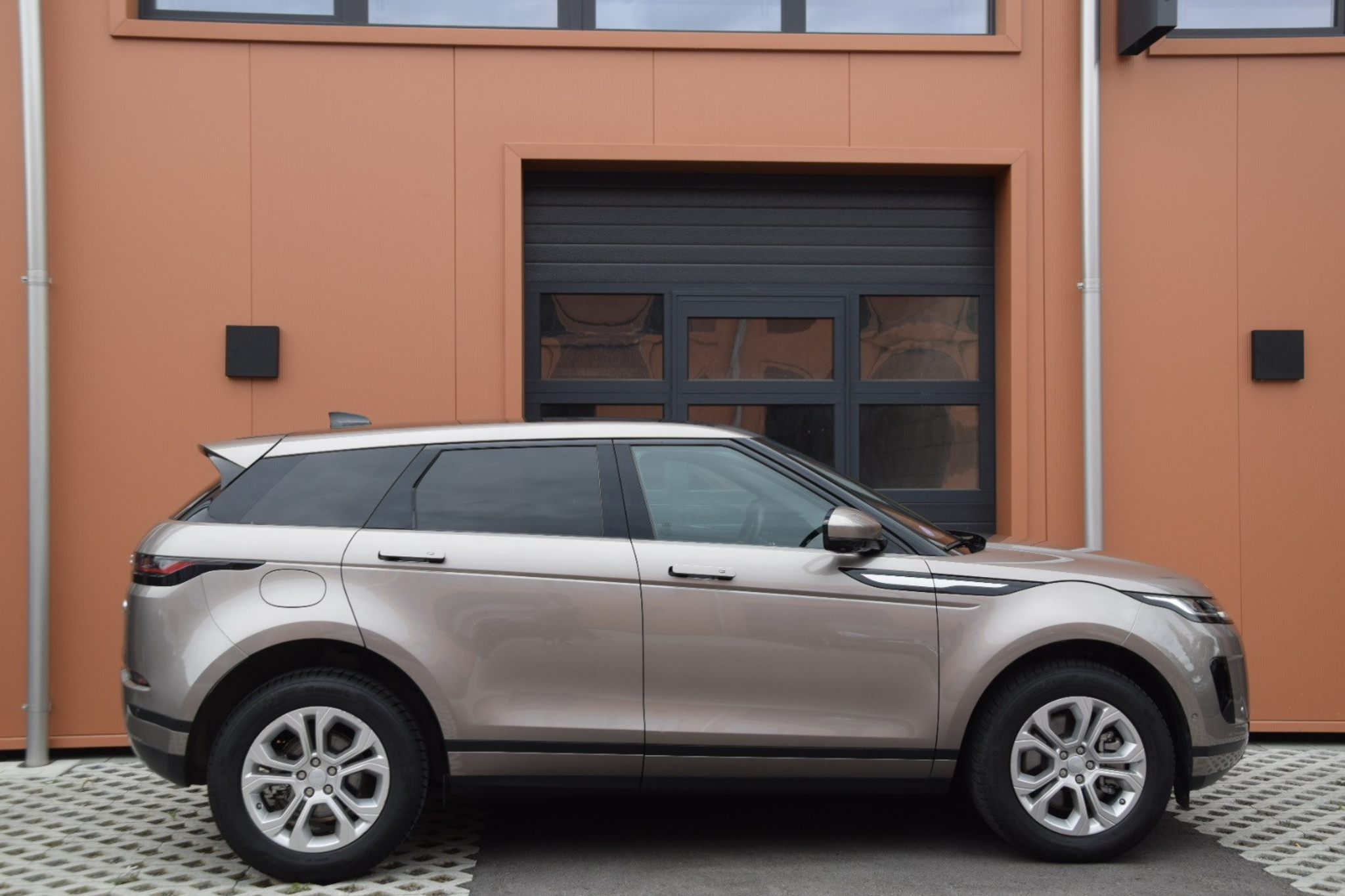 listing desktop thumbnail image 3