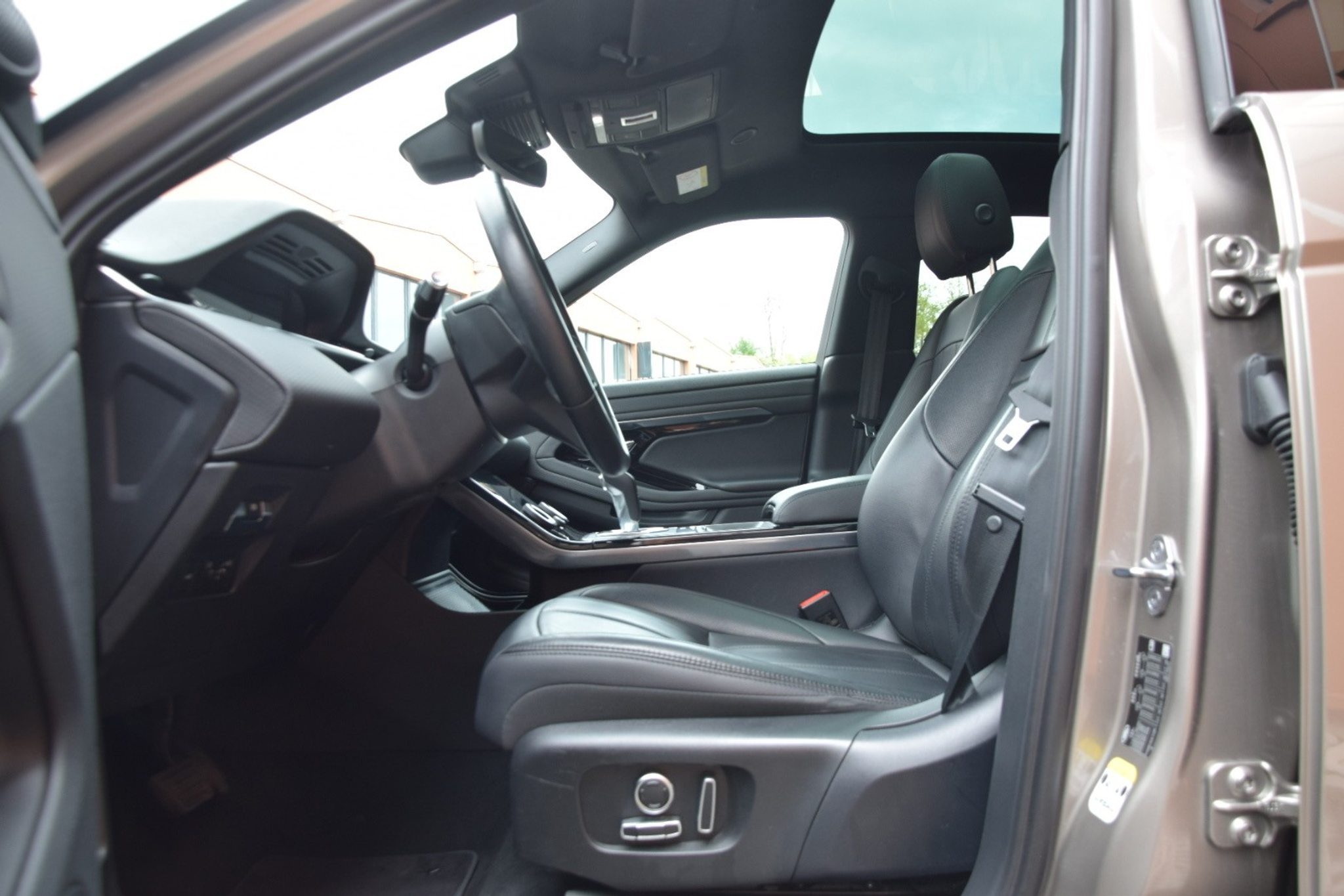 listing desktop thumbnail image 25