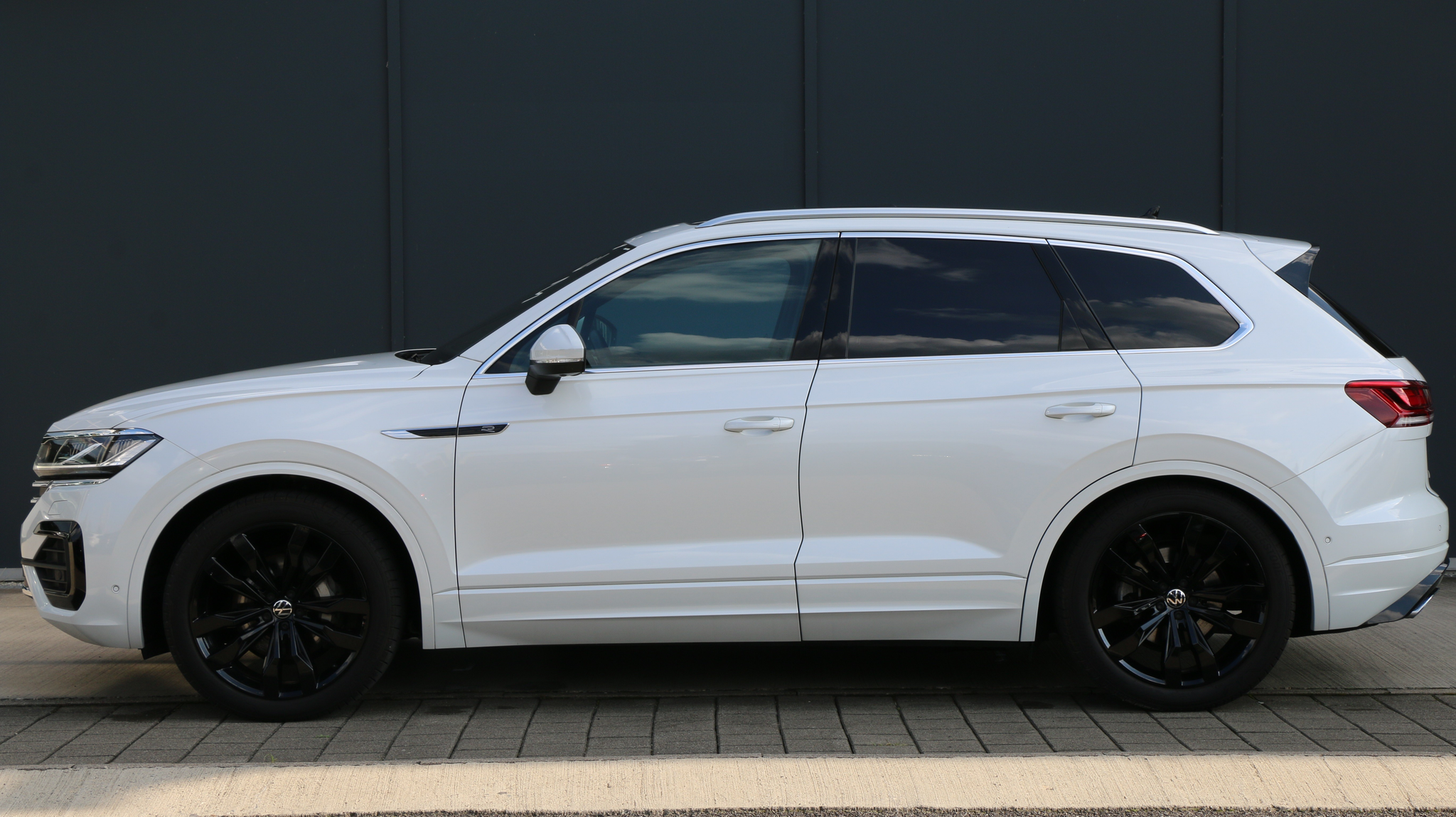 listing desktop thumbnail image 3