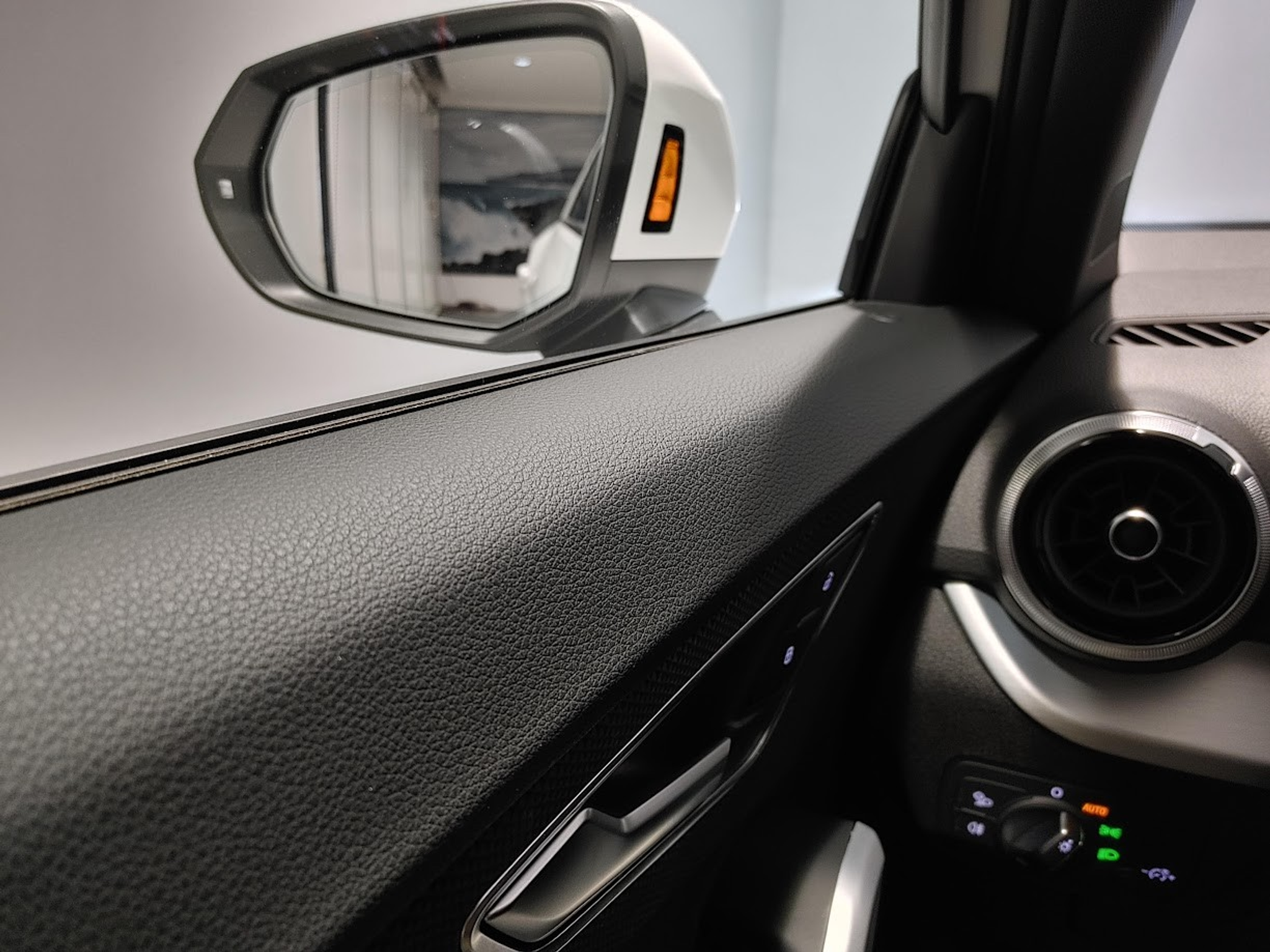 listing desktop thumbnail image 11