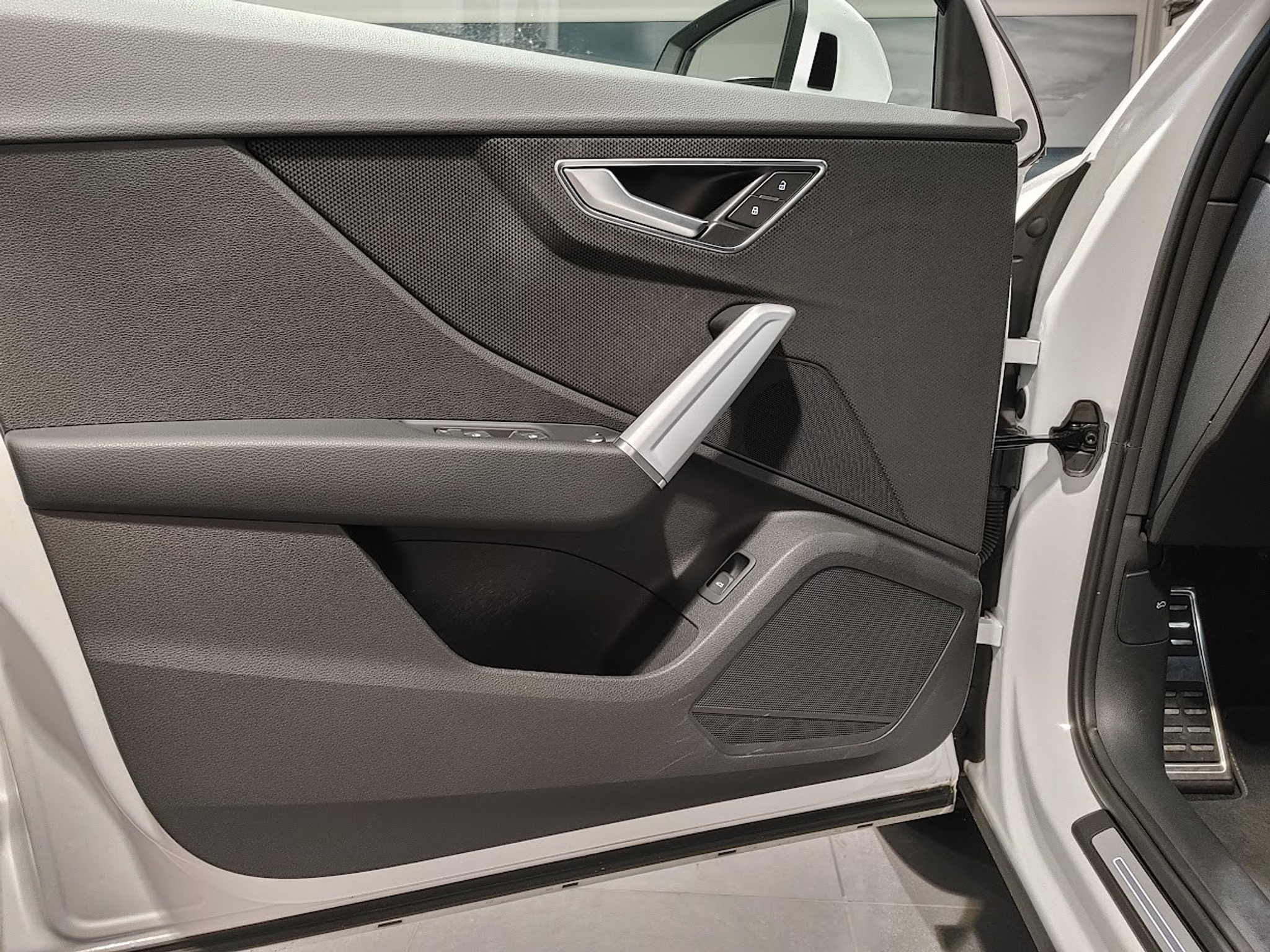 listing desktop thumbnail image 3