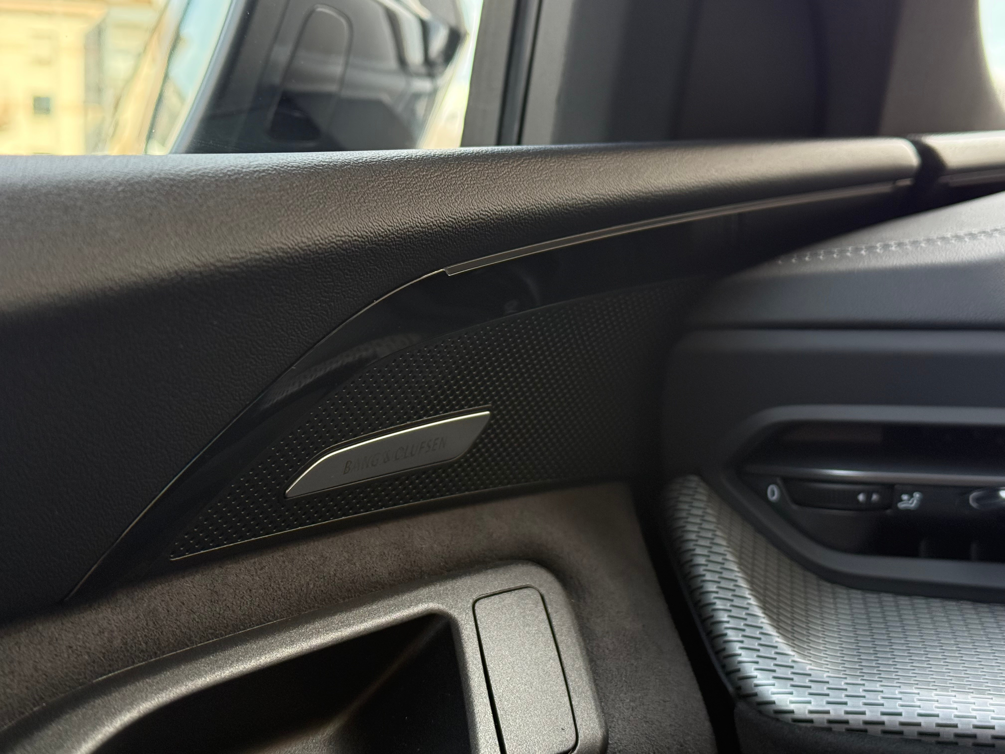 listing desktop thumbnail image 23