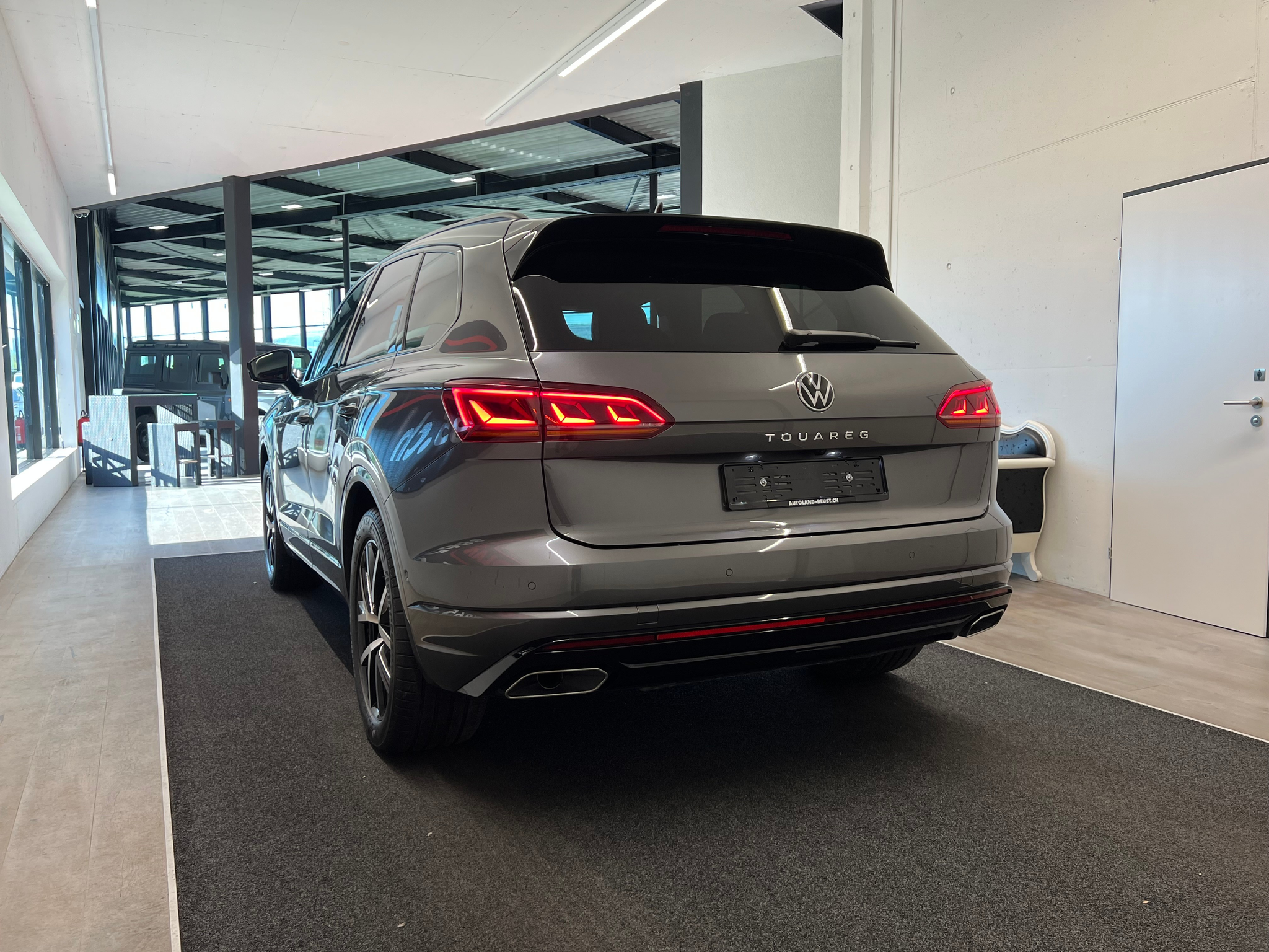 listing desktop thumbnail image 7