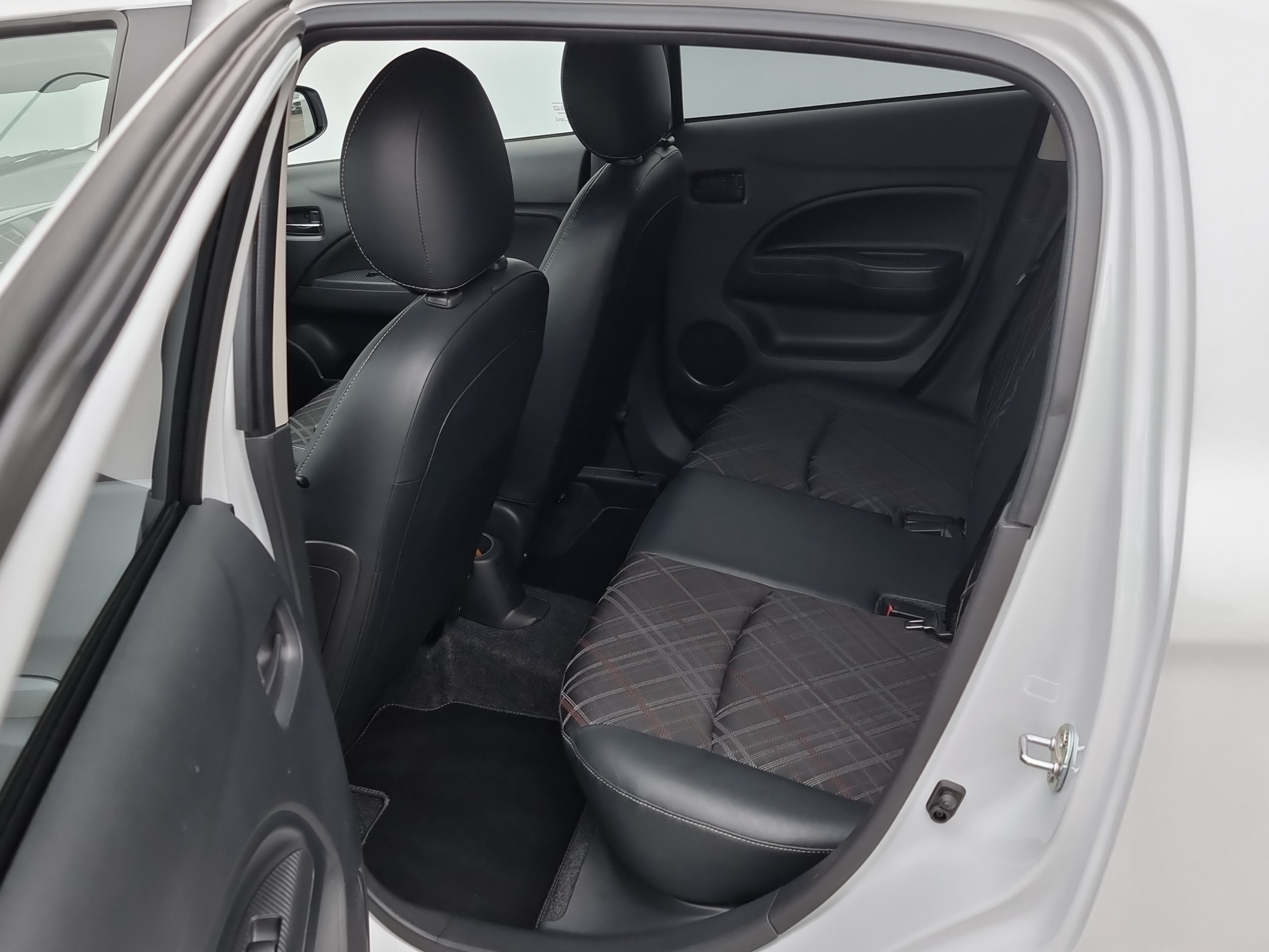 listing desktop thumbnail image 15