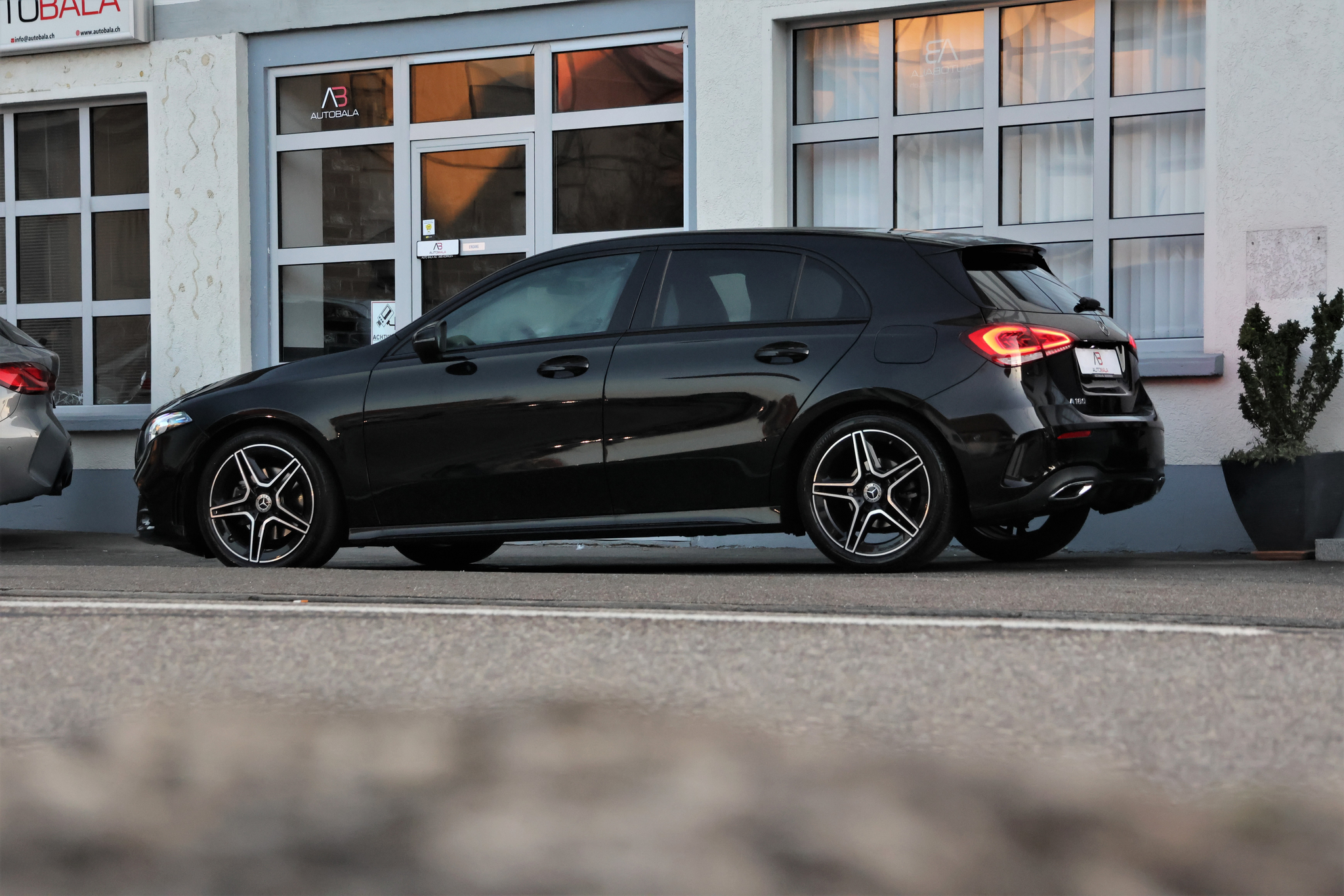 listing desktop thumbnail image 3