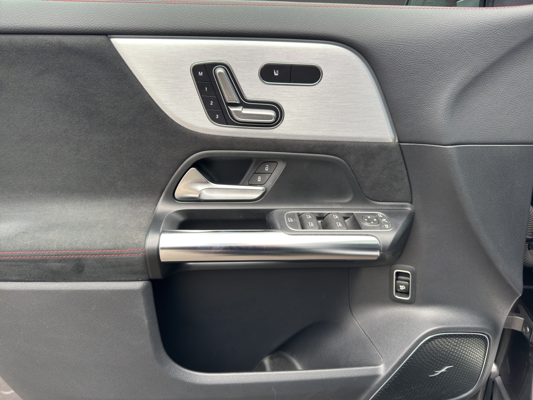 listing desktop thumbnail image 12