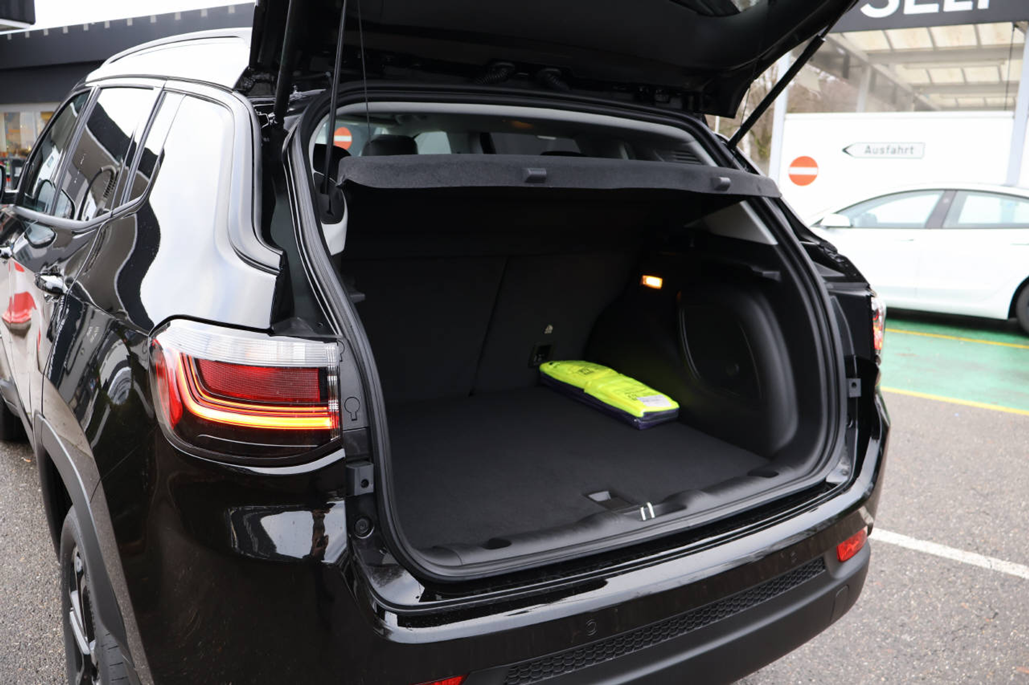 listing desktop thumbnail image 4