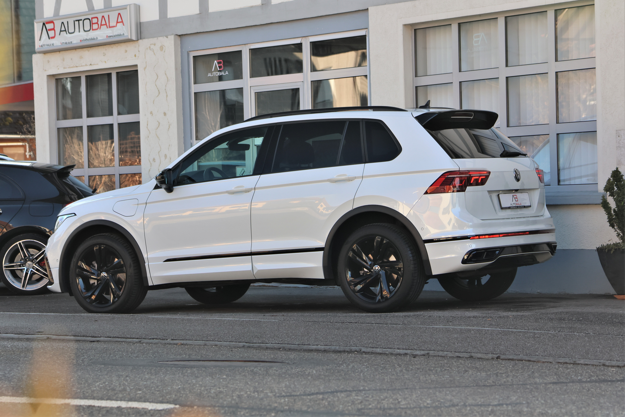 listing desktop thumbnail image 3