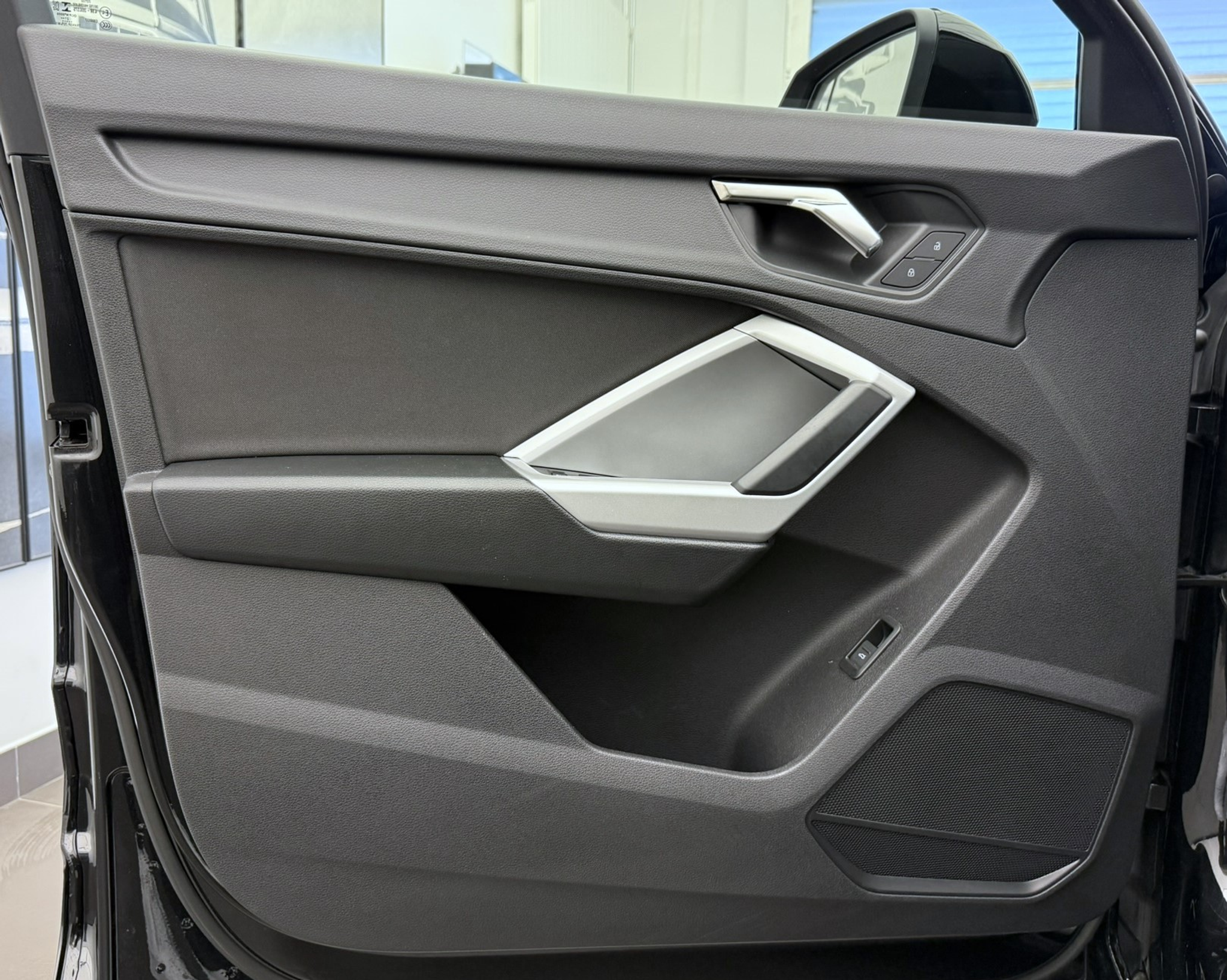 listing desktop thumbnail image 3