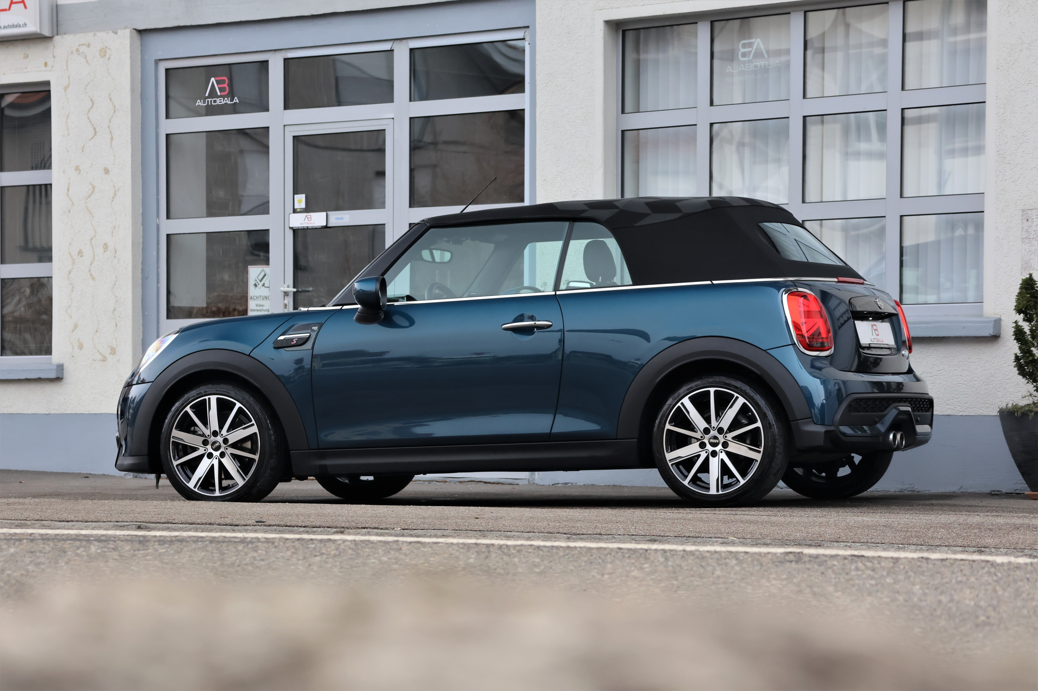 listing desktop thumbnail image 3