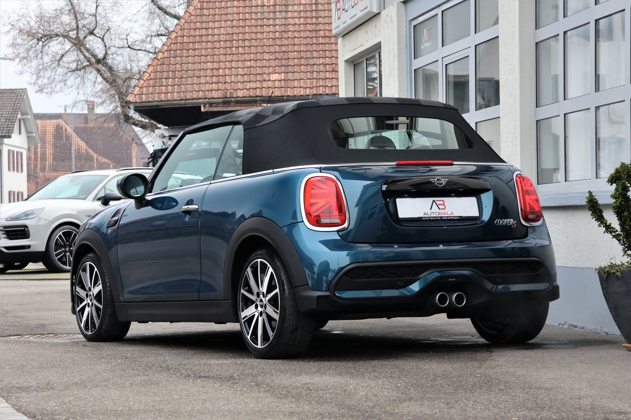 listing desktop thumbnail image 2