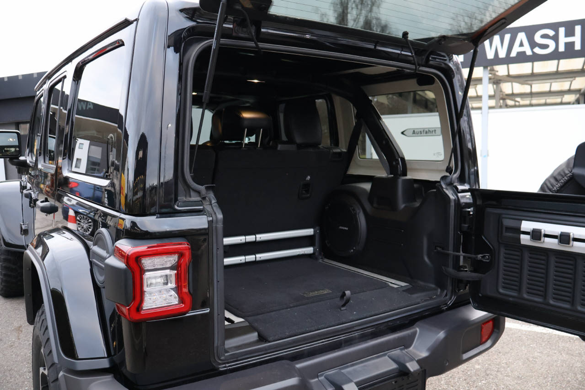 listing desktop thumbnail image 4