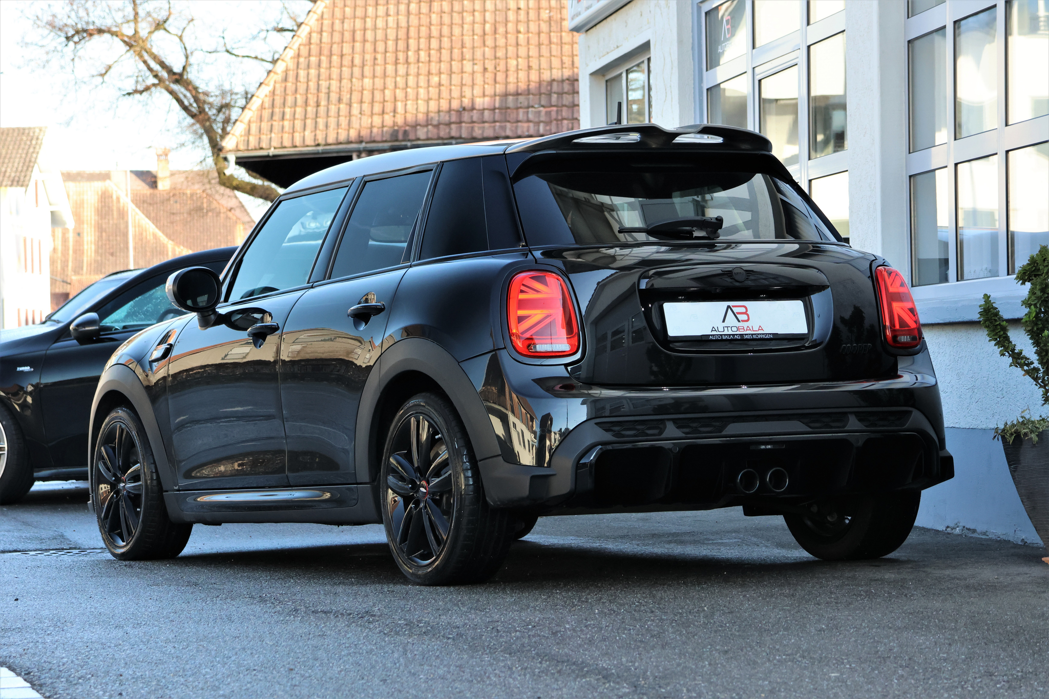 listing desktop thumbnail image 2