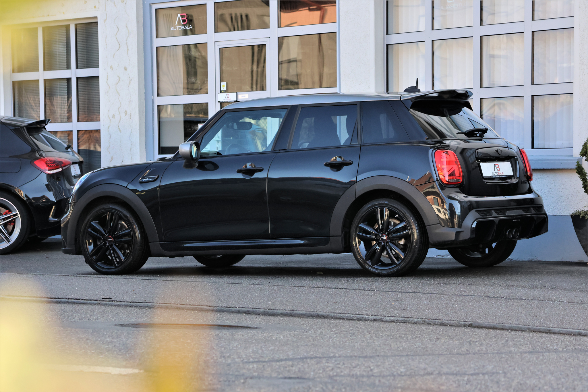 listing desktop thumbnail image 4