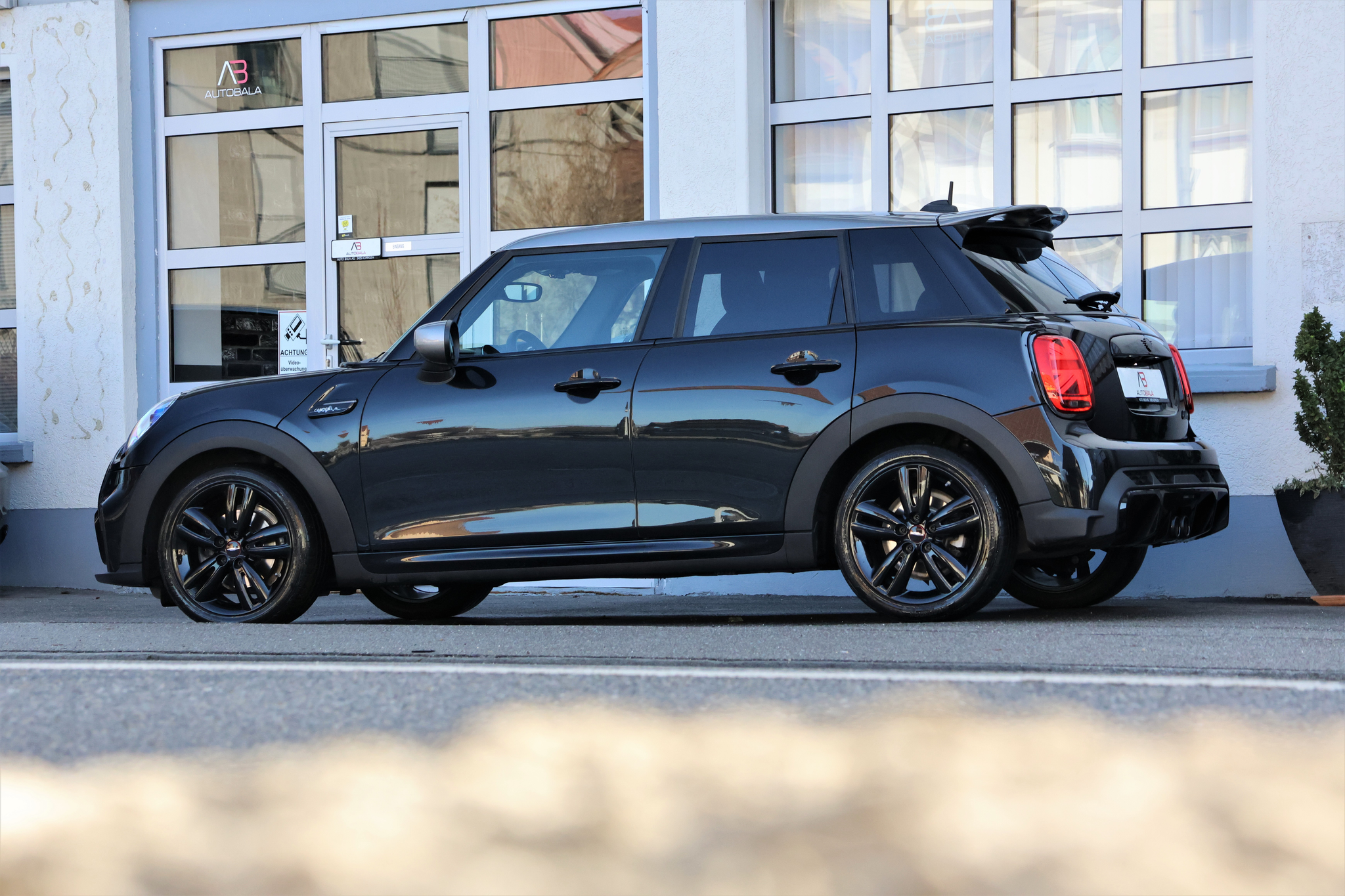 listing desktop thumbnail image 3