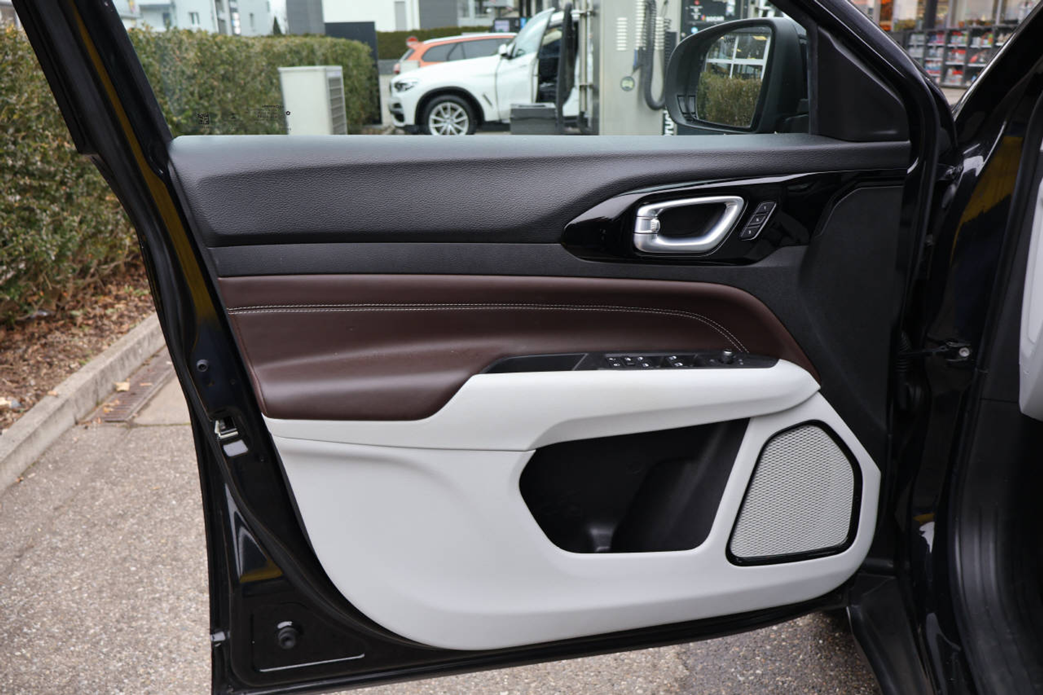 listing desktop thumbnail image 9