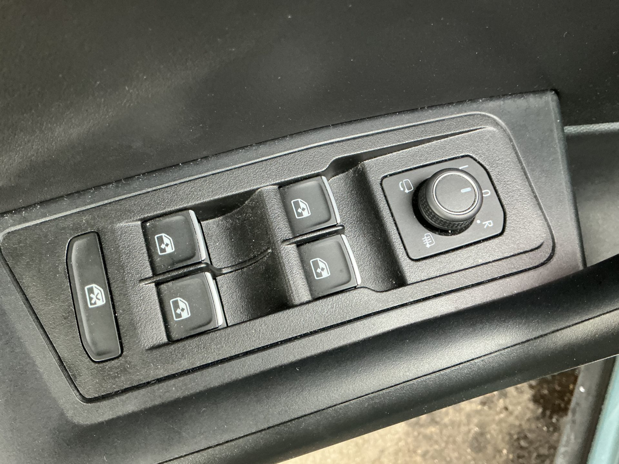 listing desktop thumbnail image 25