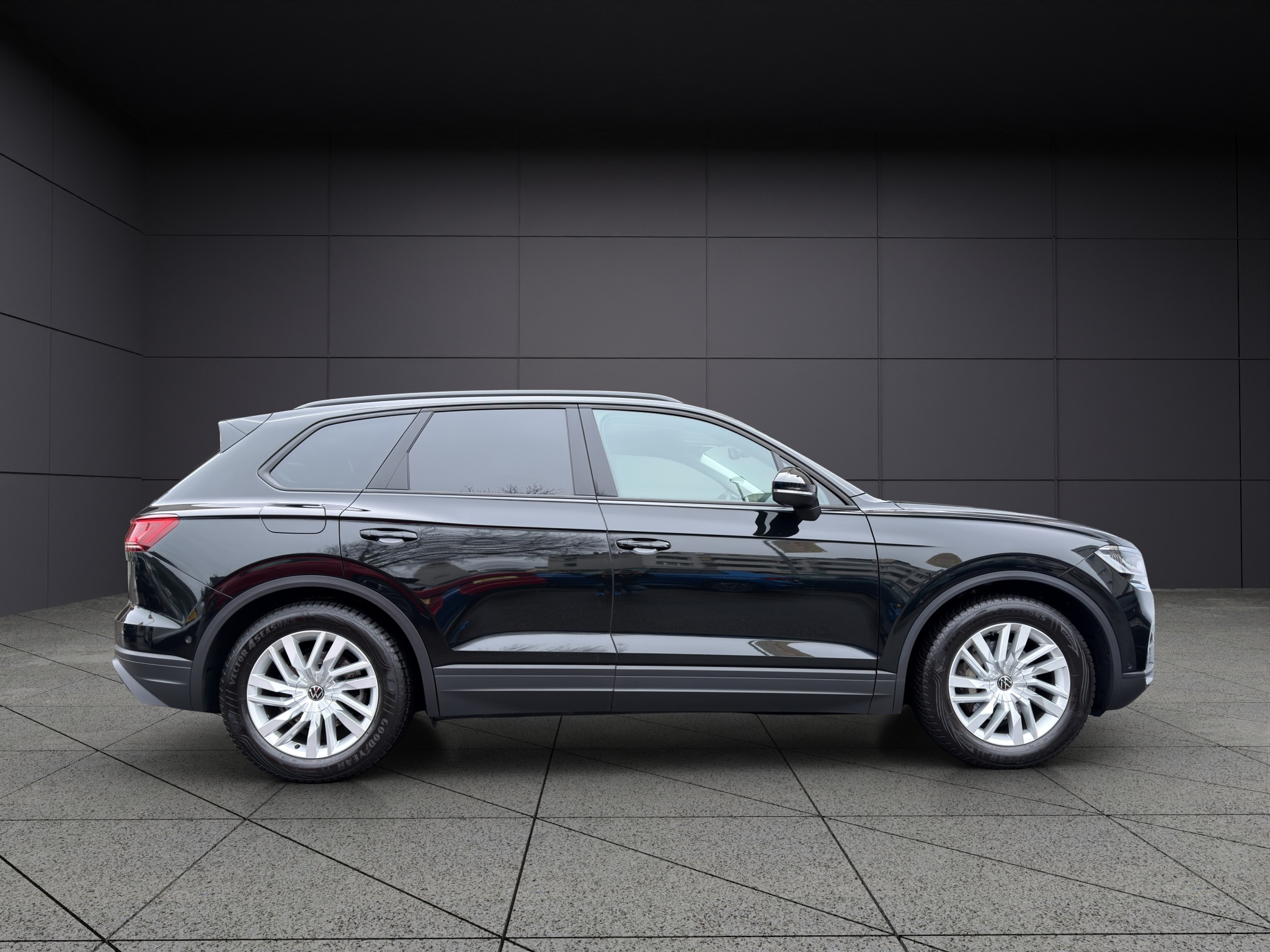 listing desktop thumbnail image 1