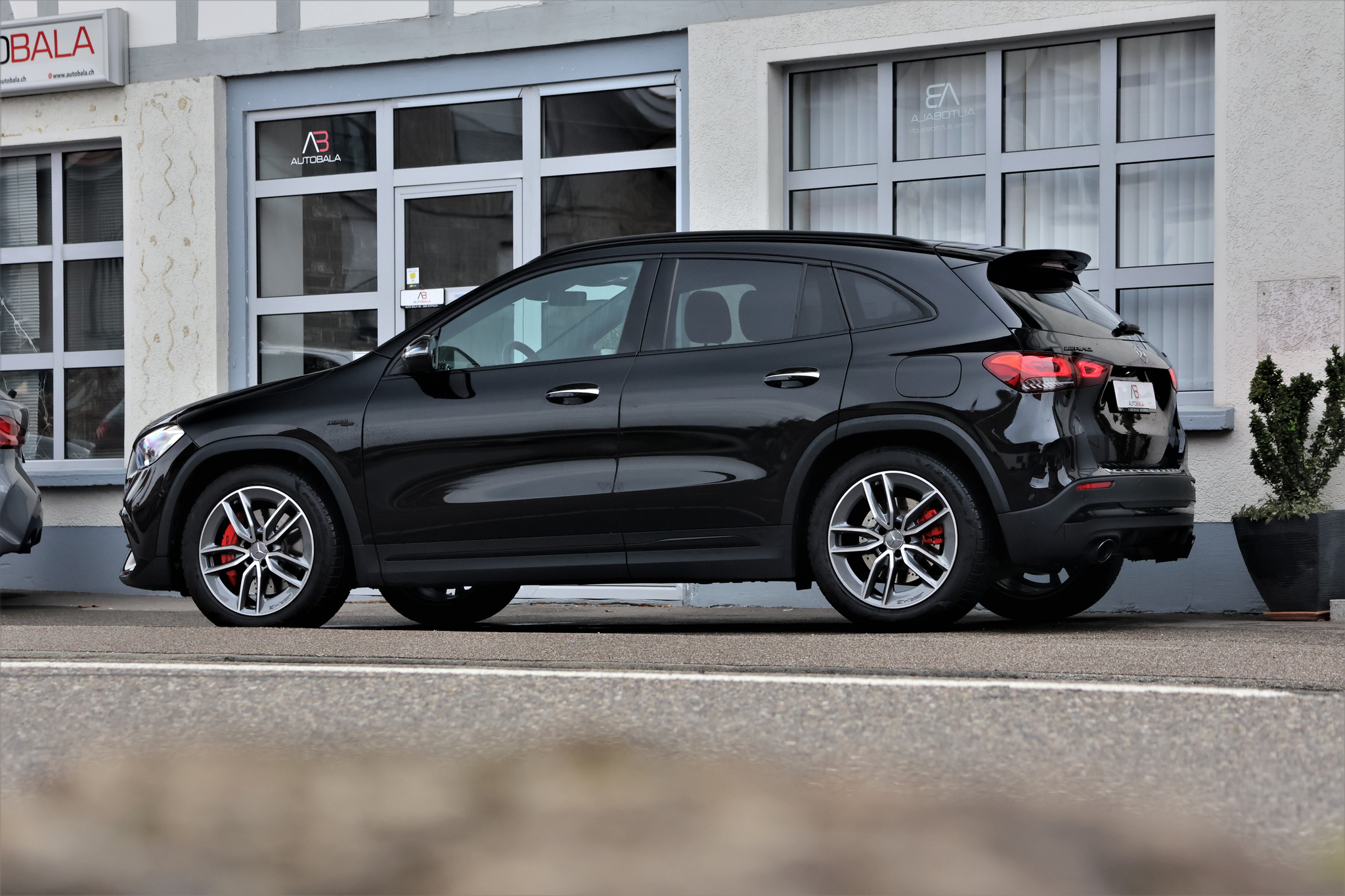 listing desktop thumbnail image 3