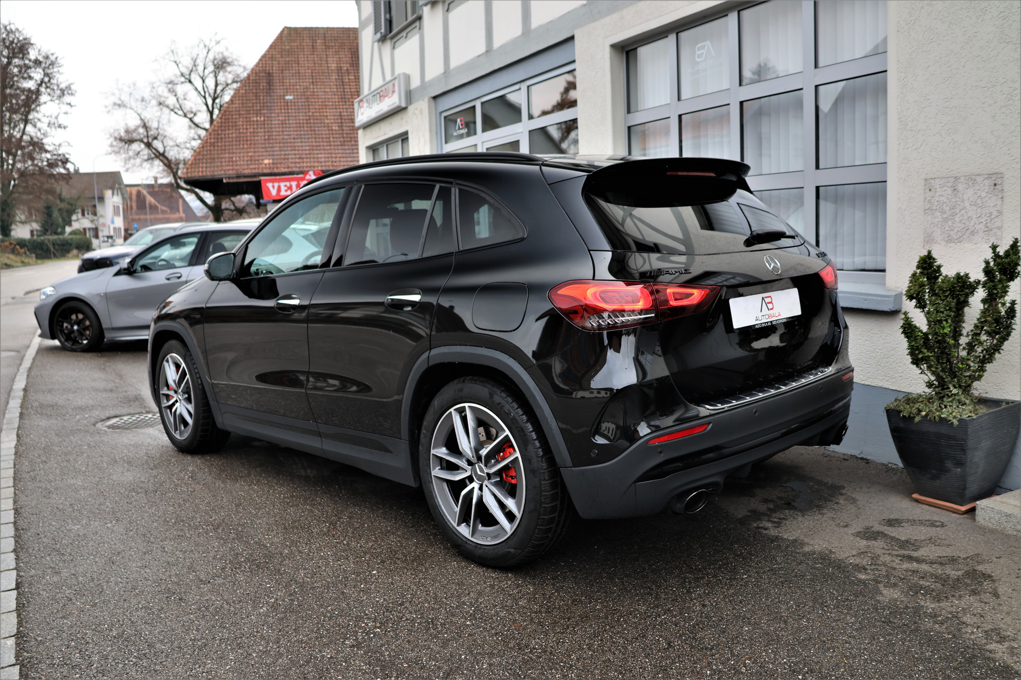 listing desktop thumbnail image 4