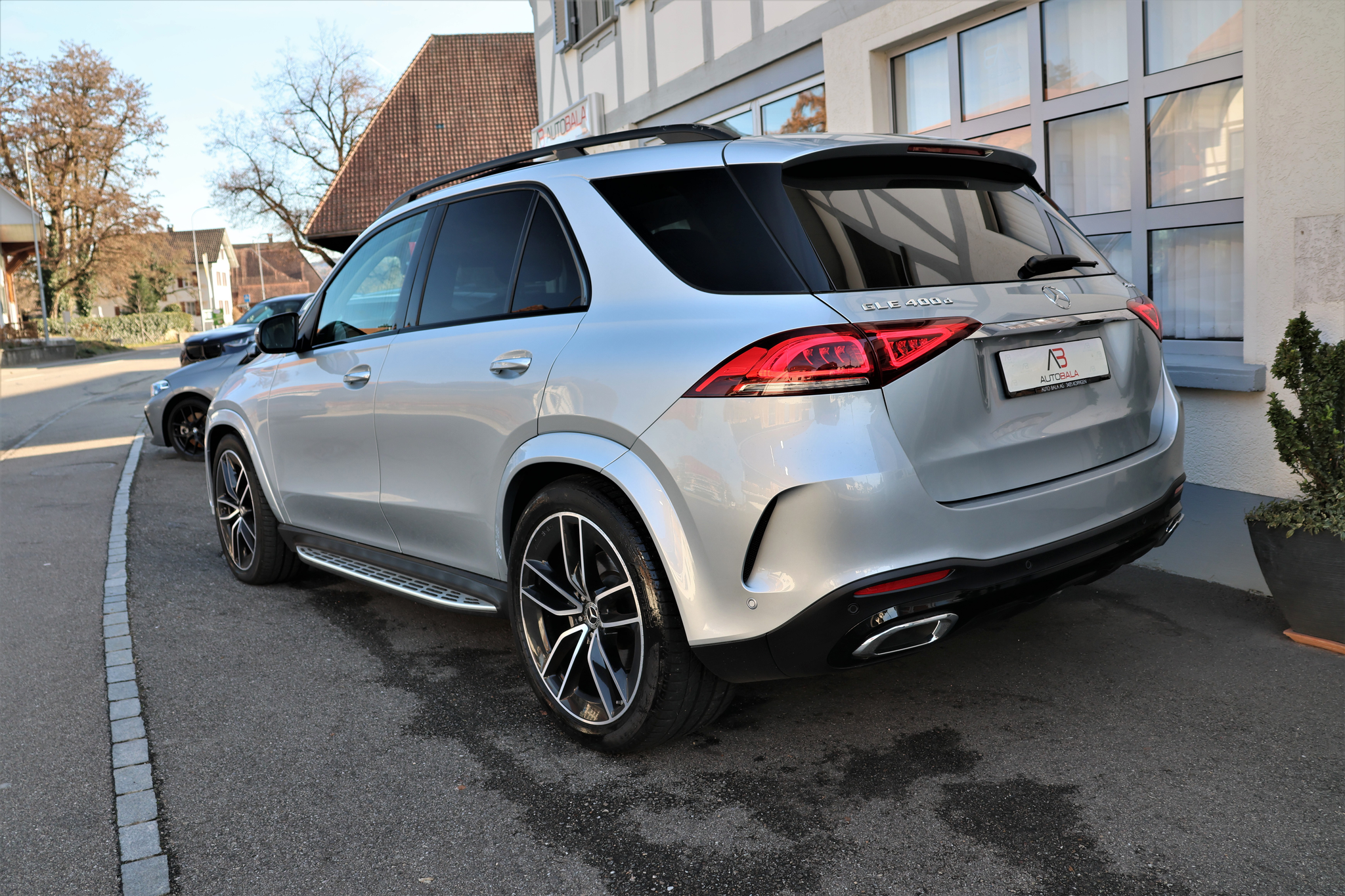 listing desktop thumbnail image 4