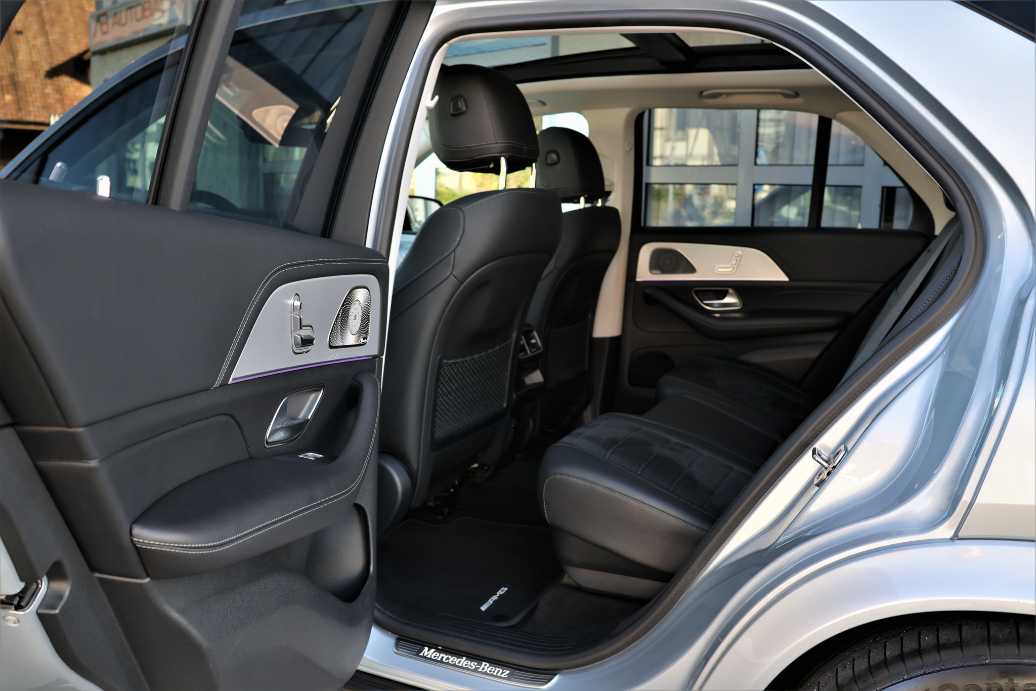 listing desktop thumbnail image 11