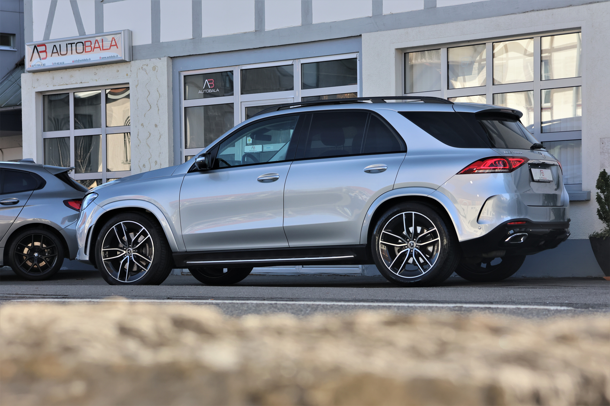 listing desktop thumbnail image 3