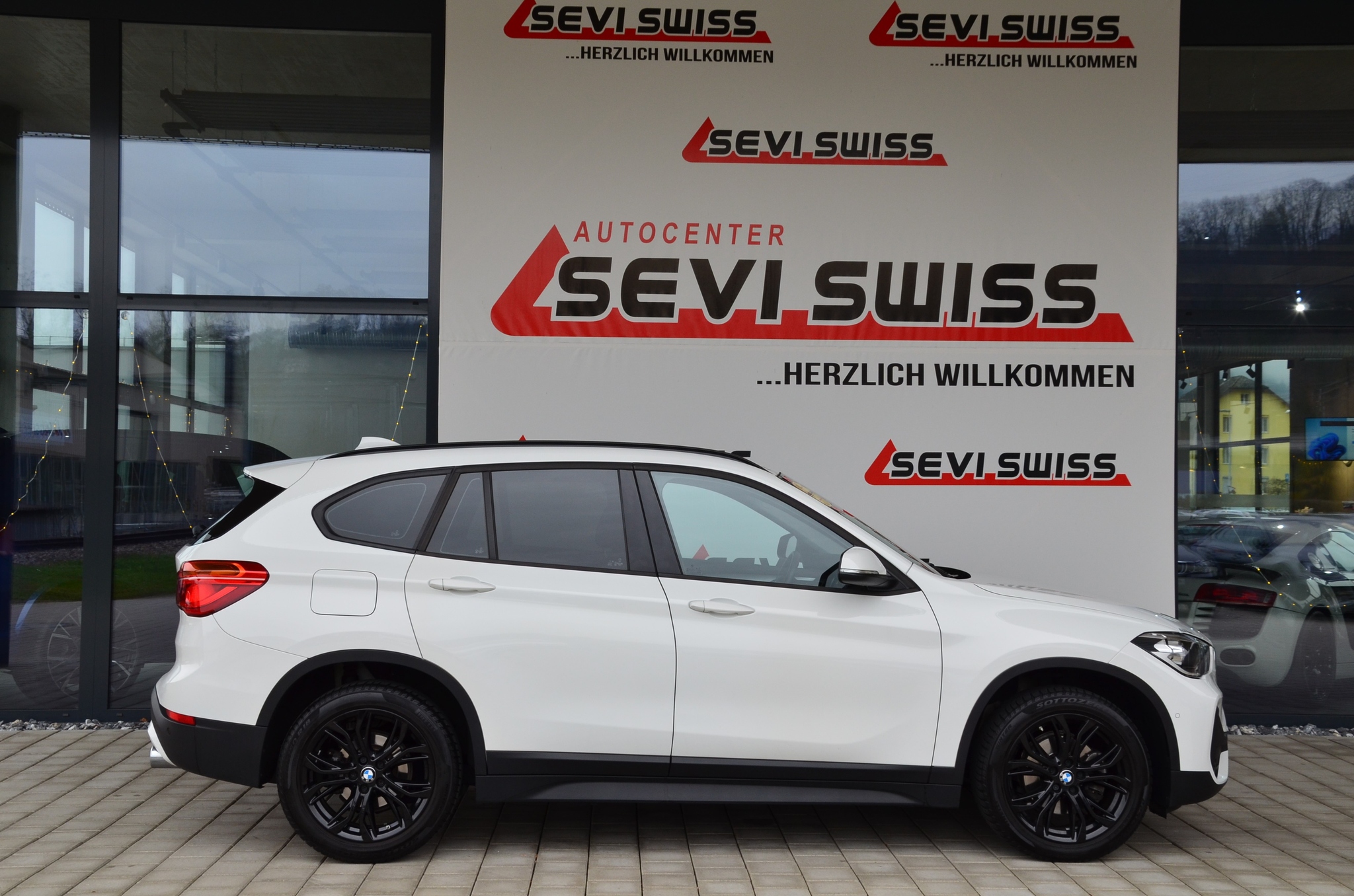 listing desktop thumbnail image 4