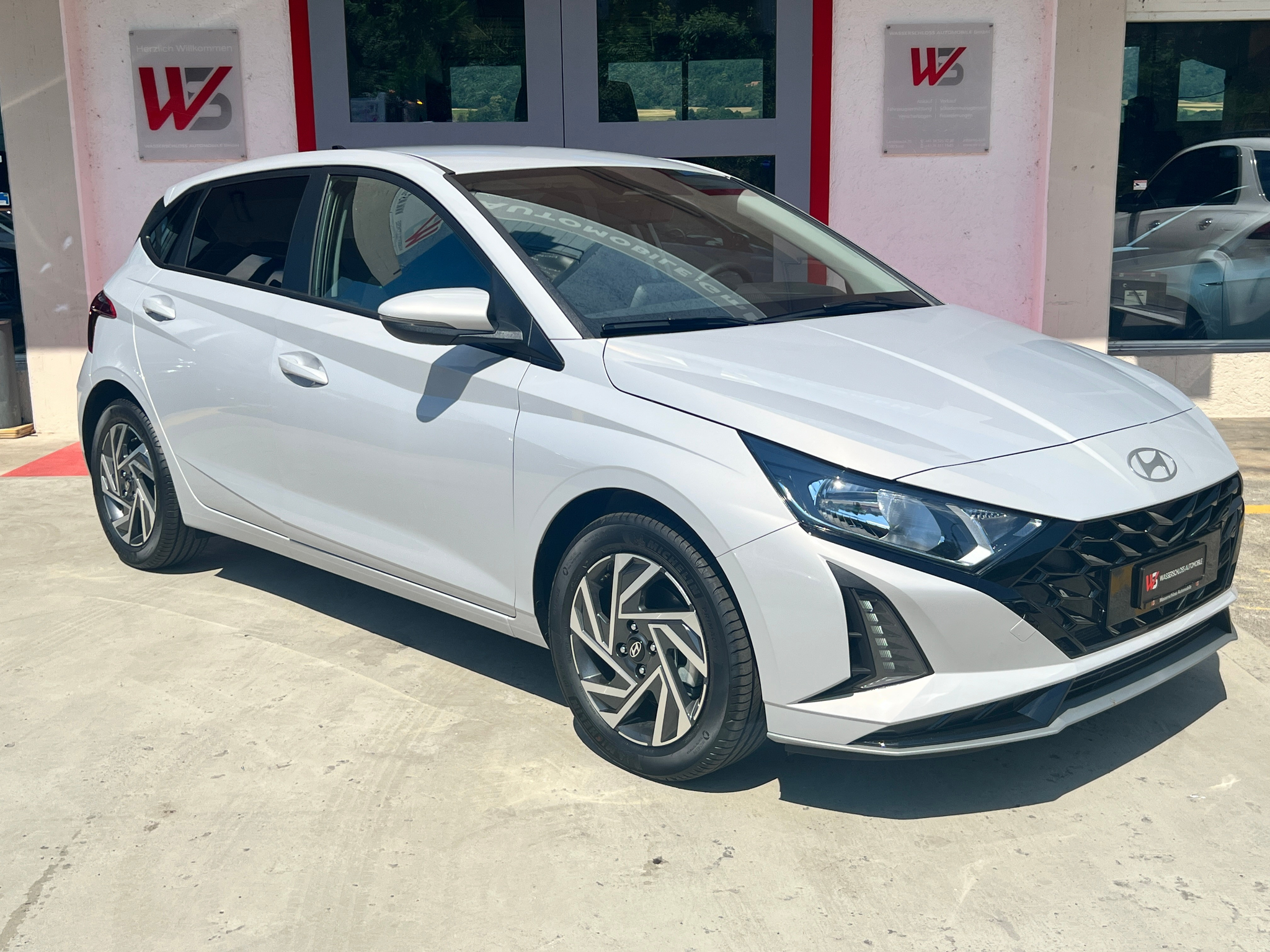 listing desktop thumbnail image 1