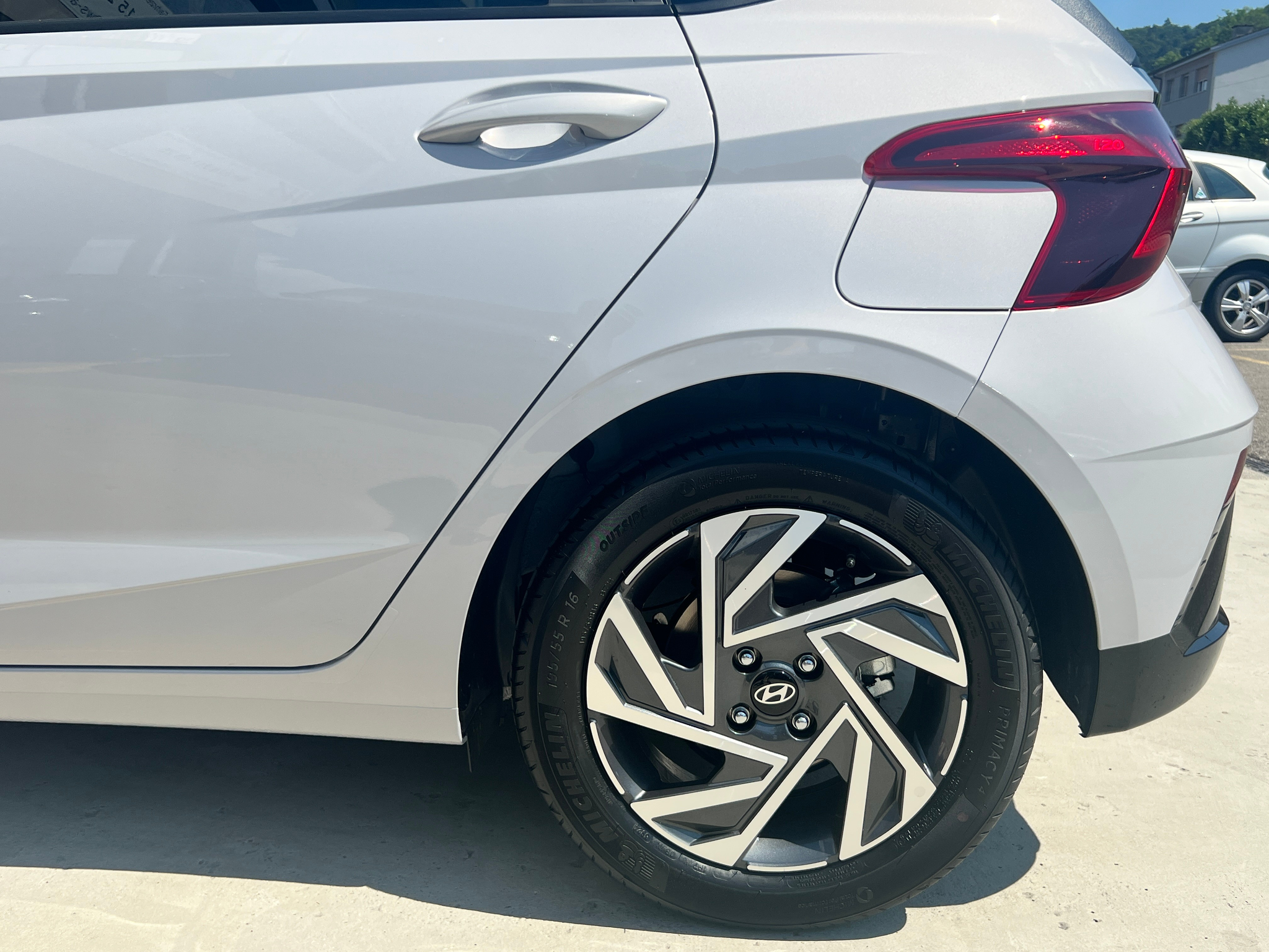 listing desktop thumbnail image 10