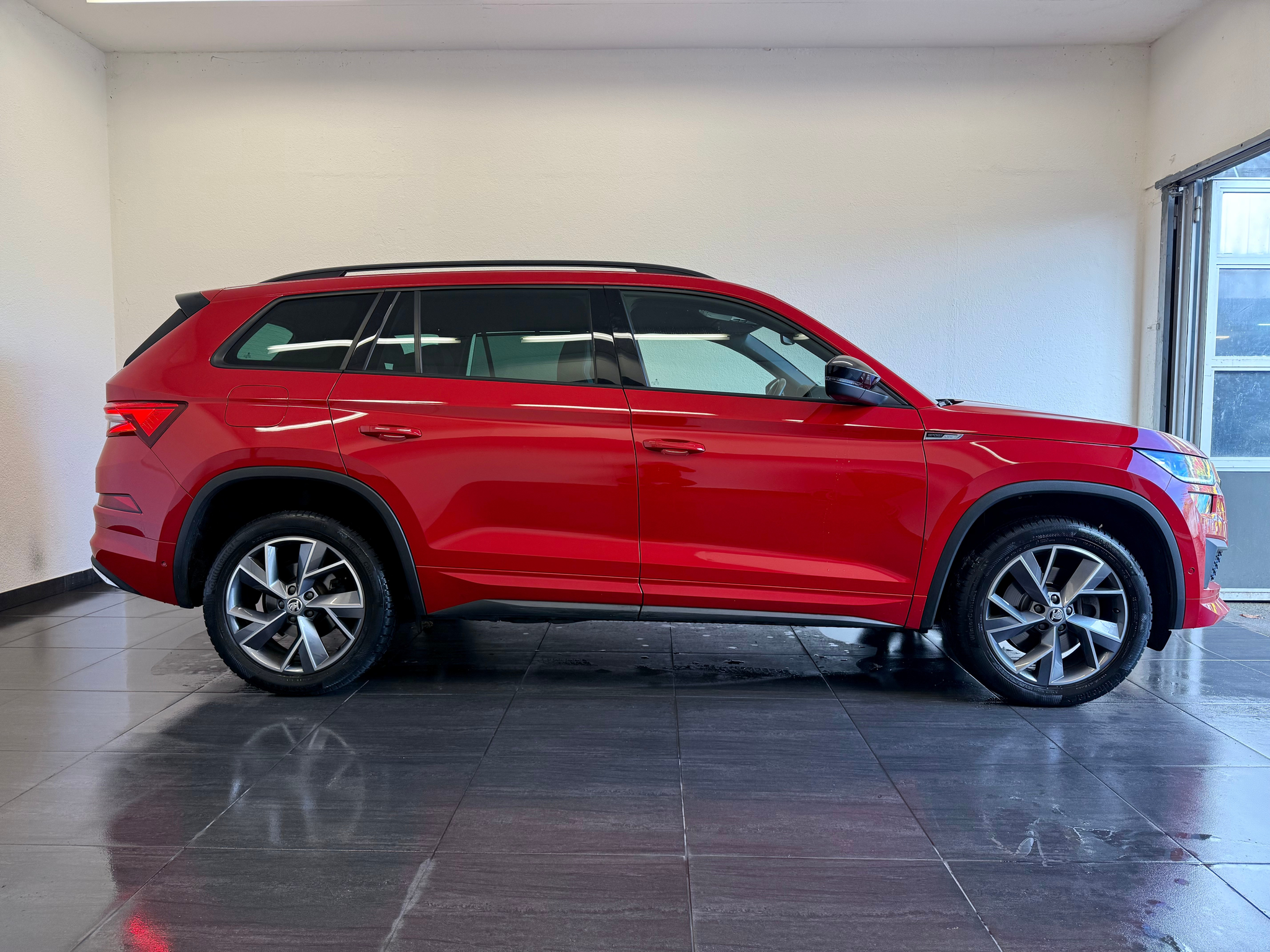 listing desktop thumbnail image 4