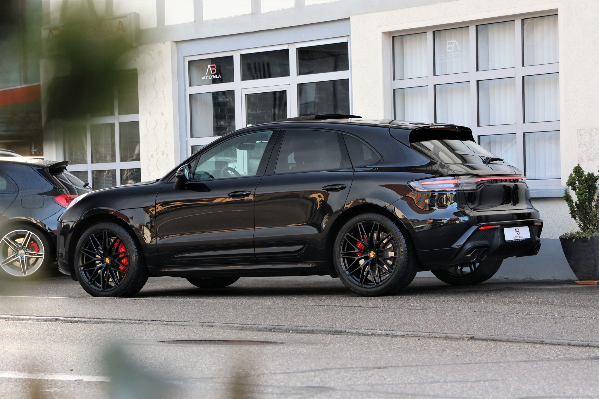 listing desktop thumbnail image 3